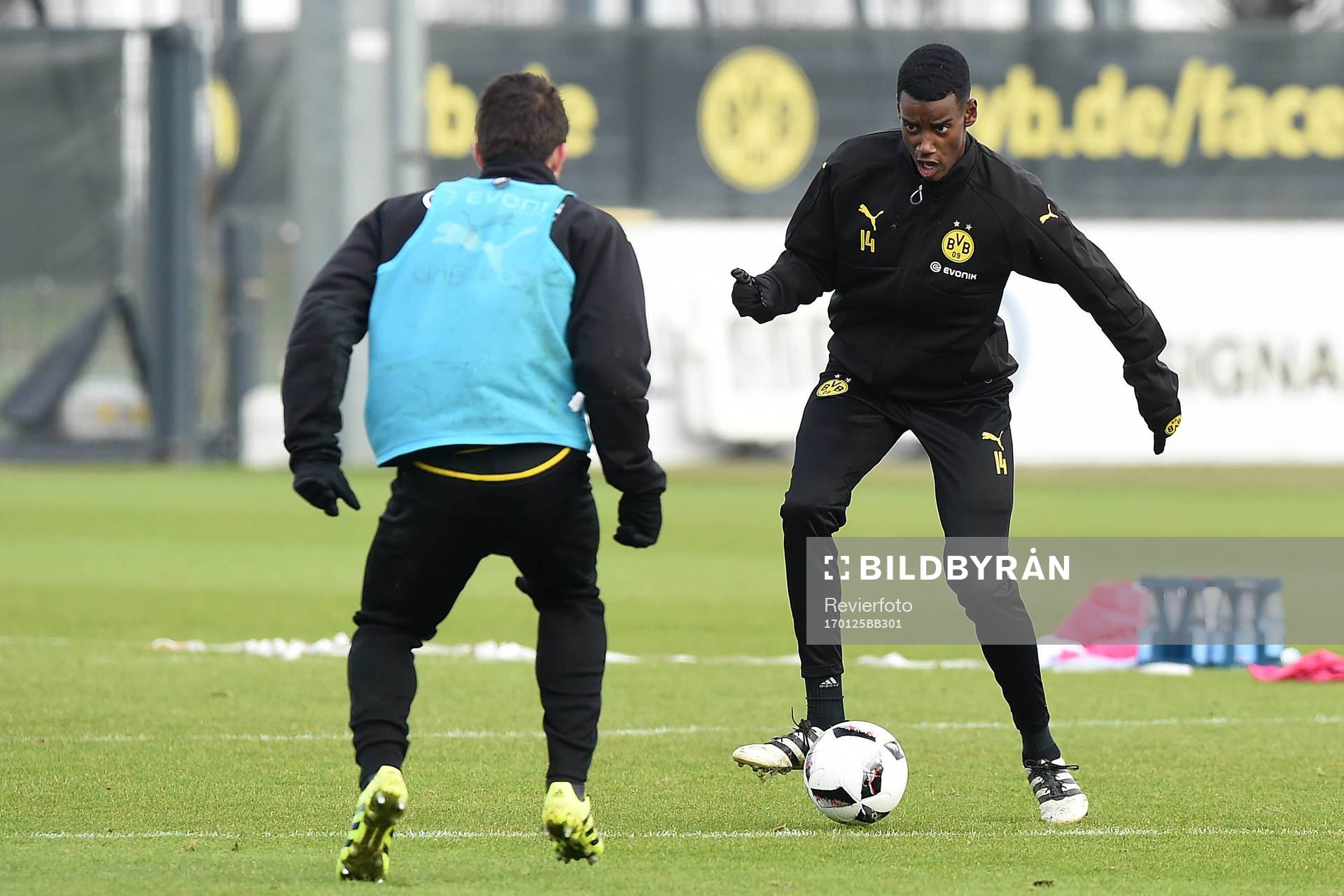  Fuﬂball 1. Bundesliga Training Borussia Dortmund am 25.01.2017 auf dem Trainingsgel‰nde in Dortmund Alexander Isak ( Dortmund ), hinten xRx