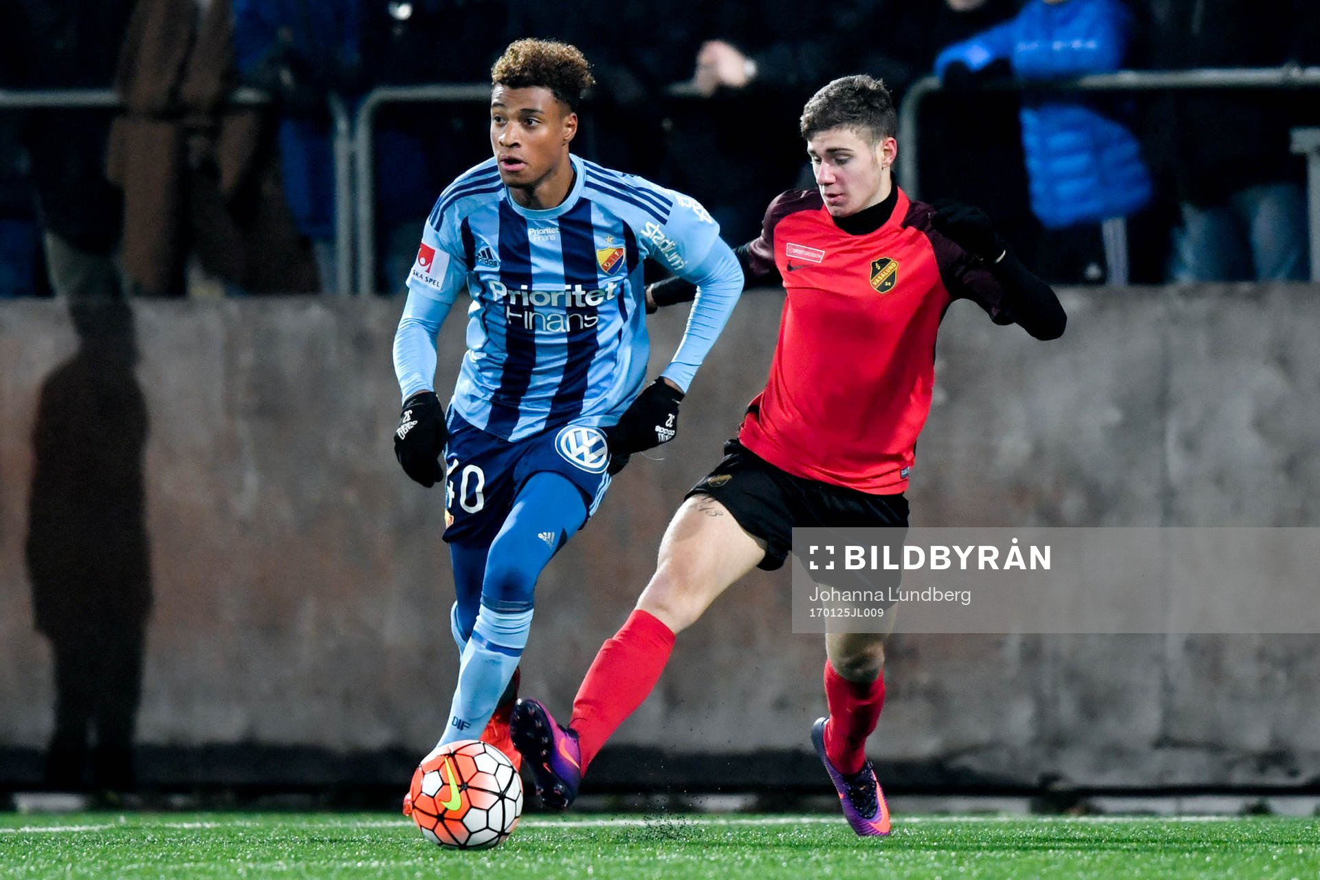 Djurgårdens Joseph Ceesay och Vasalunds Kevin Jenee under en träningsmatch i fotboll mellan Vasalund och Djurgården den 25 januari 2017 i Stockholm.