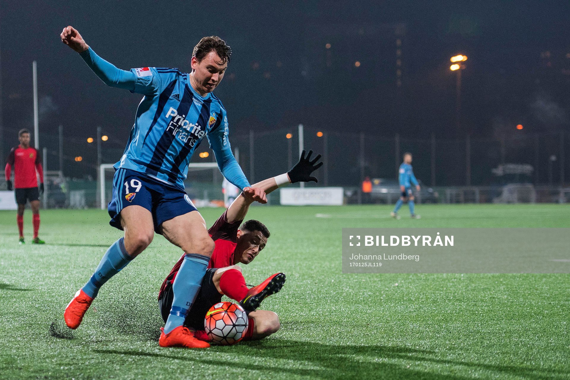 Djurgårdens Marcus Hansson får kontroll över bollen