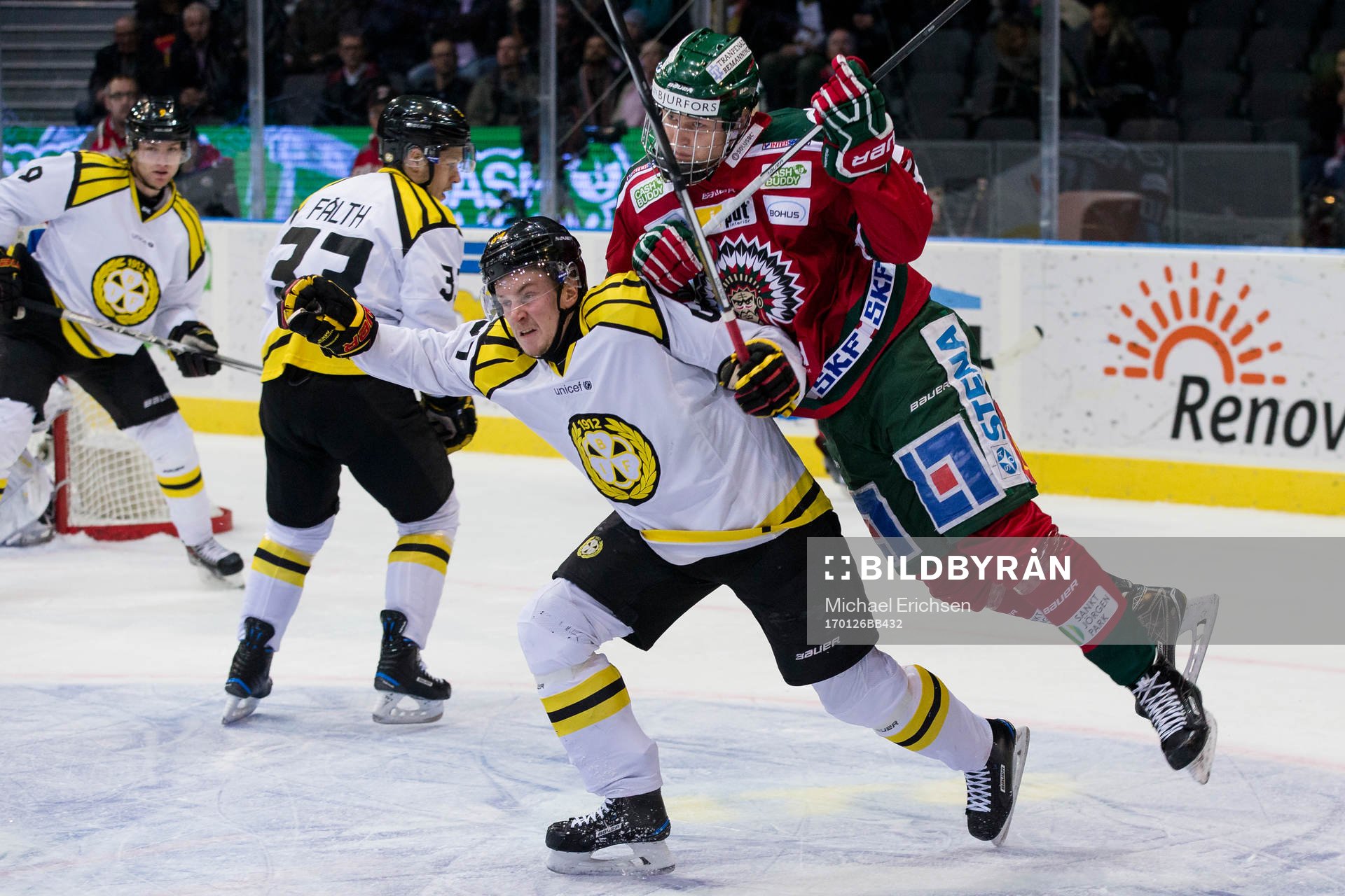 Frölundas Kristian Vesalainen tacklar Brynäs Jonathan