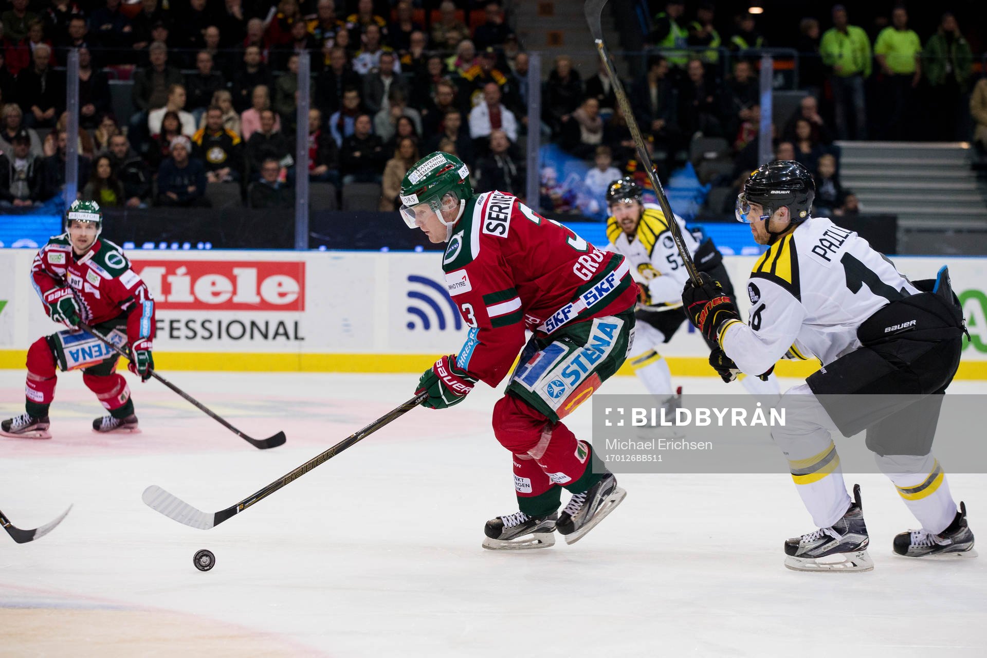 Frölundas Carl Grundström före Brynäs Daniel Paille
