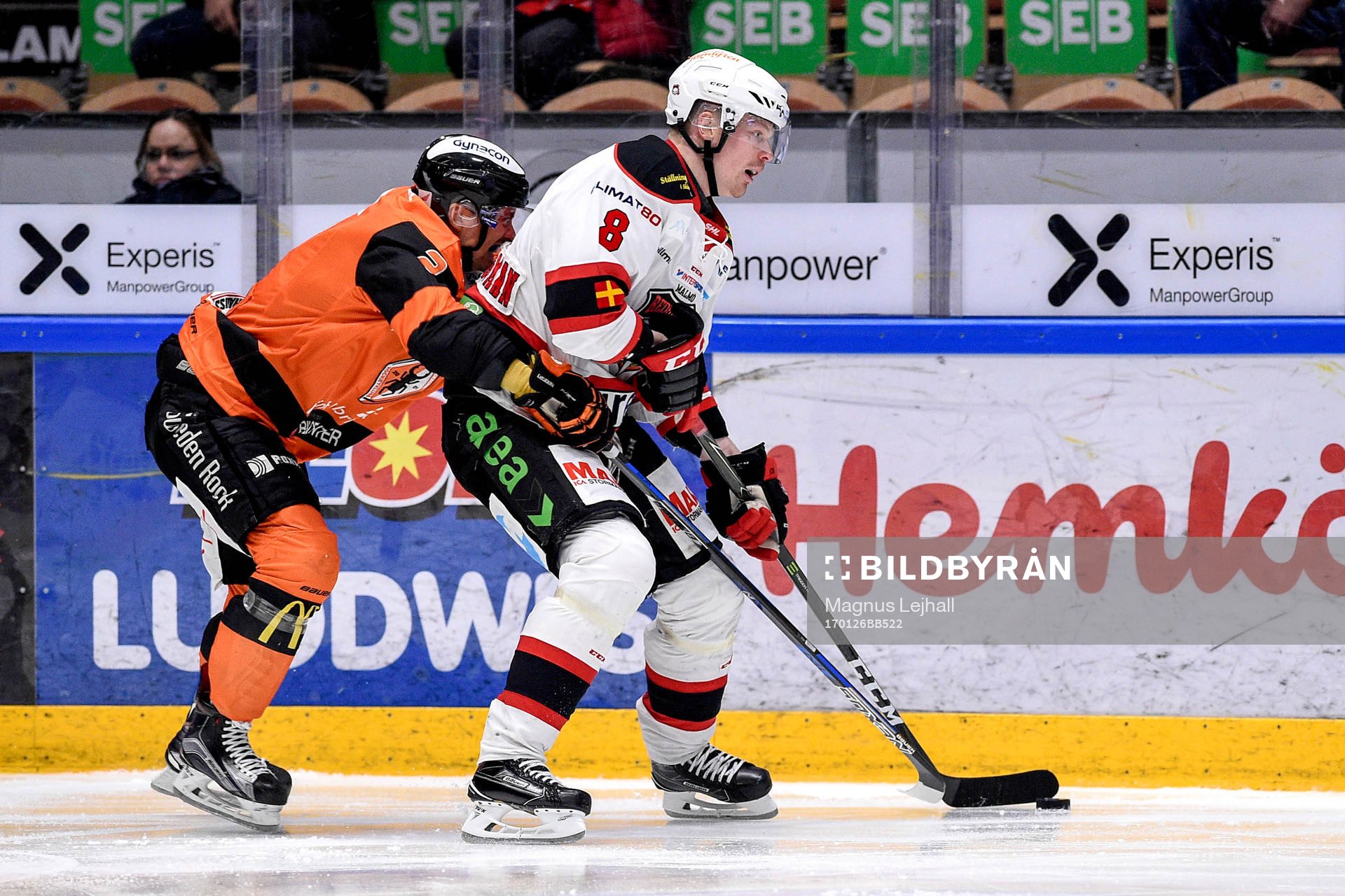 Karlskronas Robin Gartner och Malmö Redhawks Lars Bryggman
