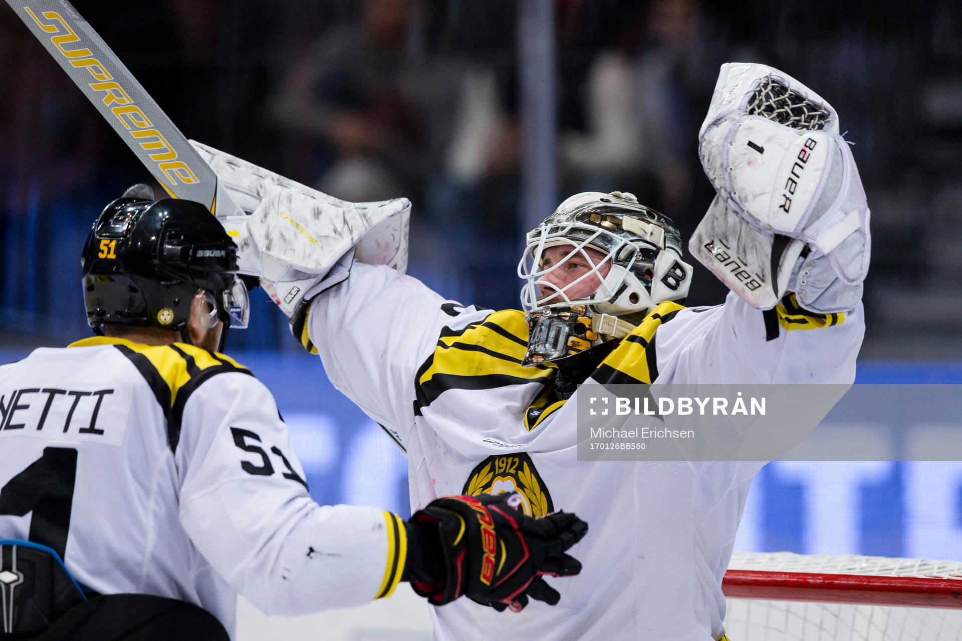 Brynäs målvakt David Rautio jublar ihop med Marc Zanetti