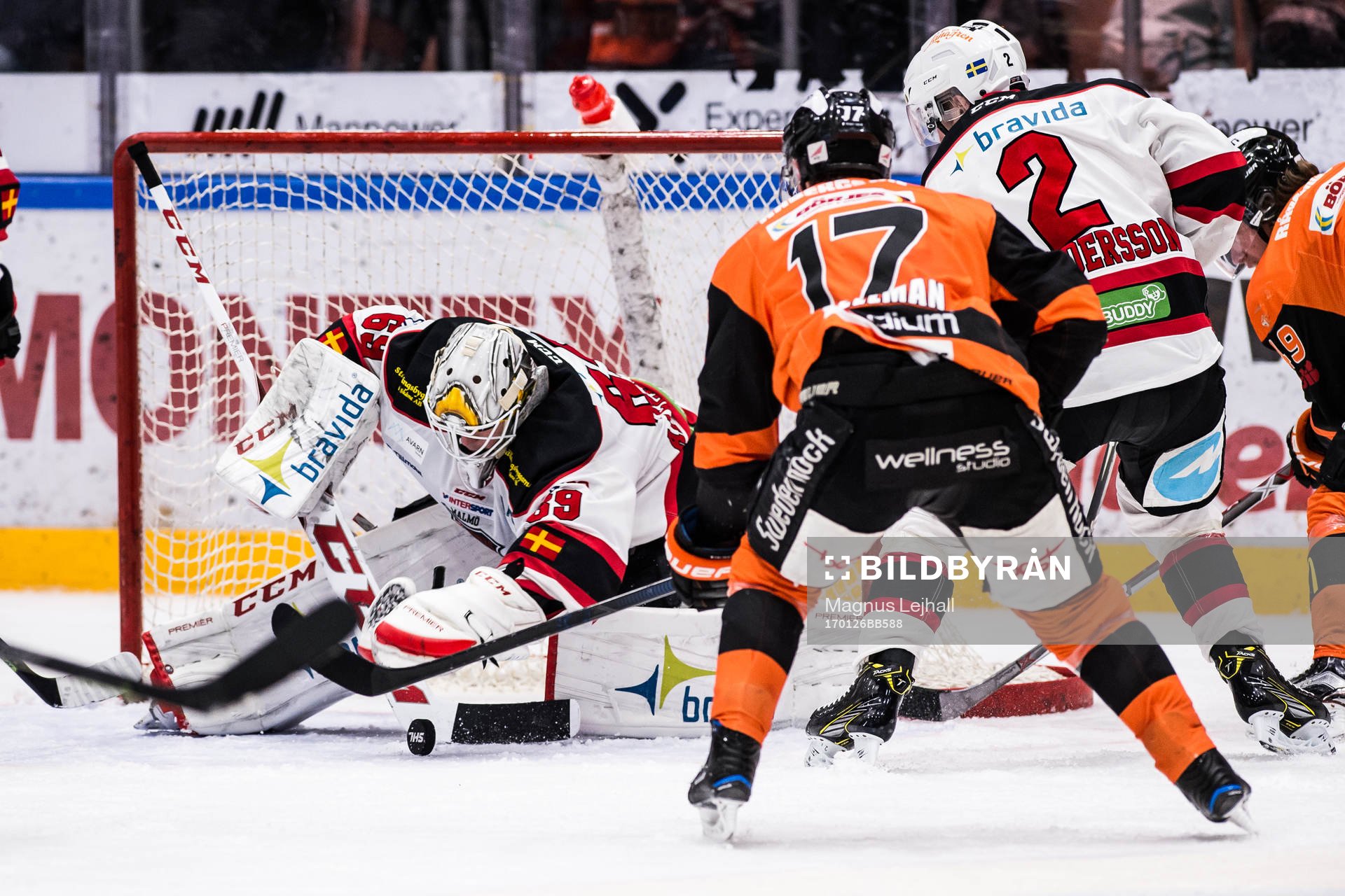 Malmö Redhawks målvakt Oscar Alsenfelt  räddar