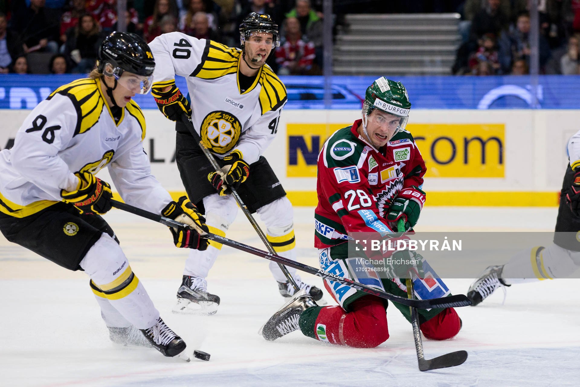 Frölundas Johan Sundström faller i kamp om pucken med