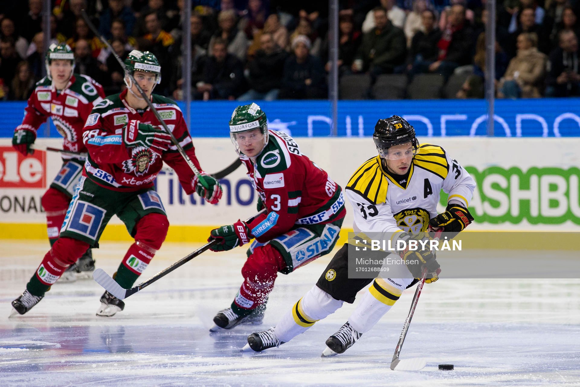 Brynäs Elias Fälth vänder bort Frölundas Carl
