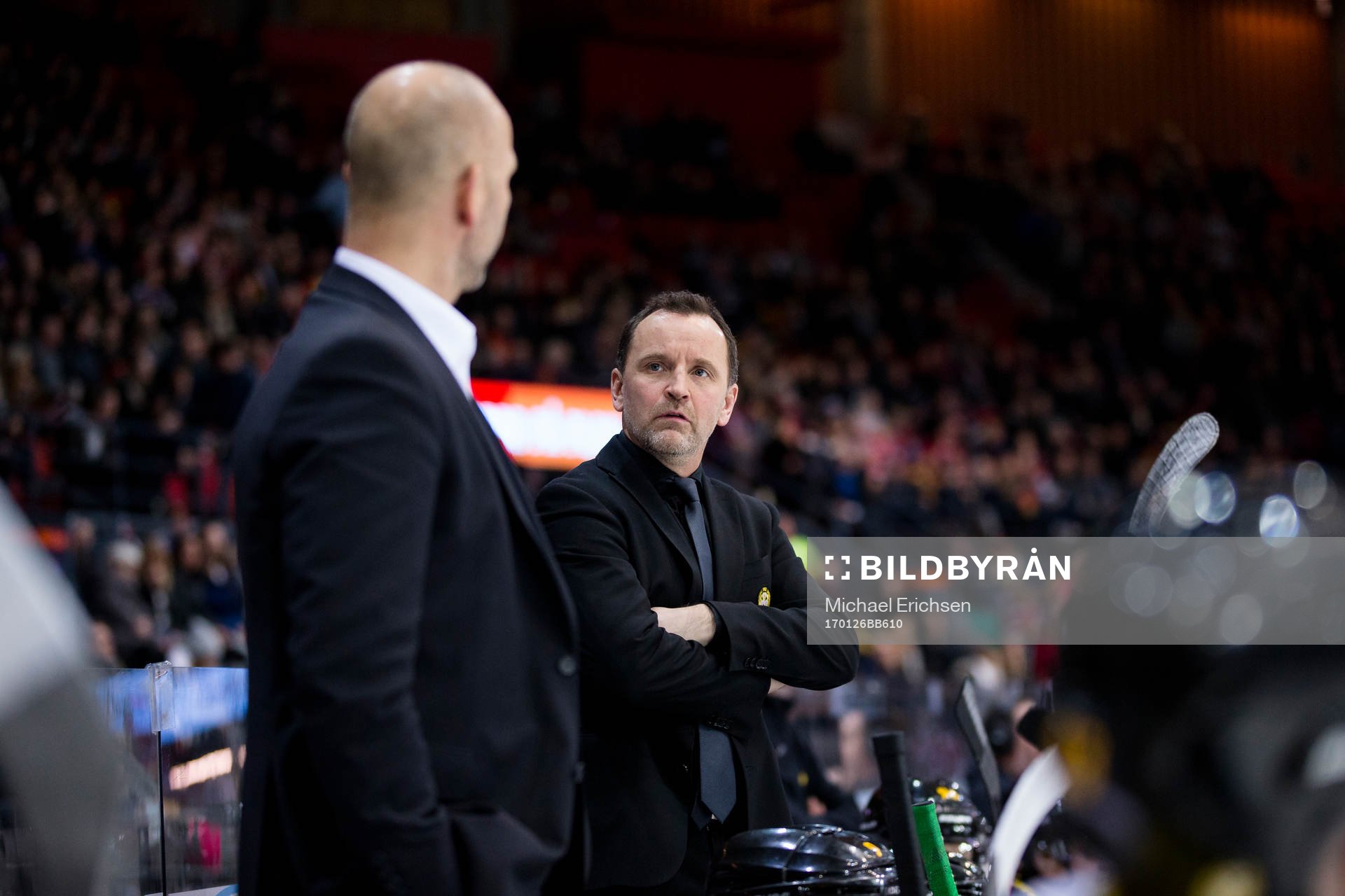 Brynäs tränare Thomas Berglund pratar med assisterande