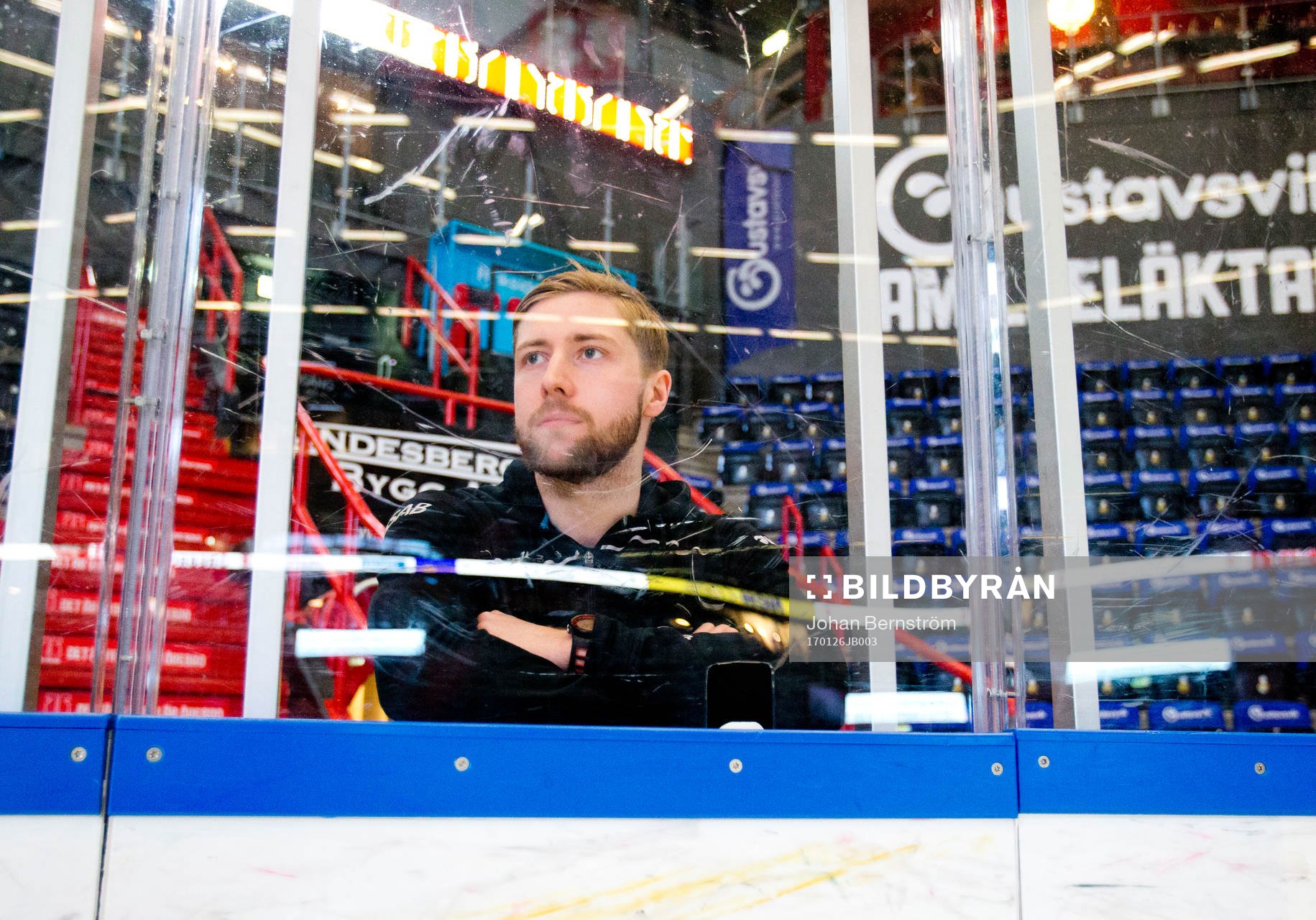 Luleås målvakt Joel Lassinatti spanar in Behrn Arena