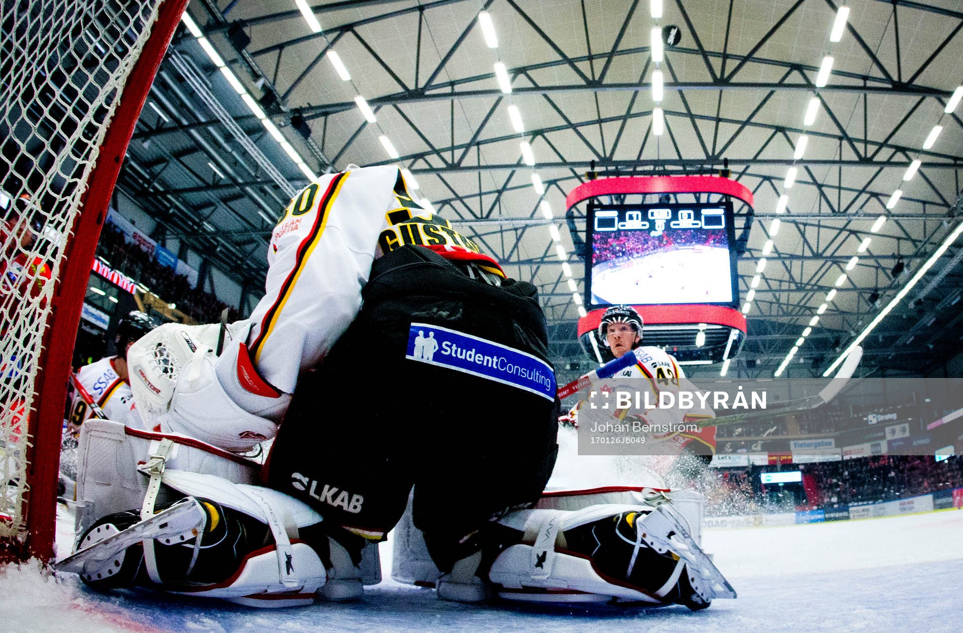 Luleås Joakim Hillding ser pucken passera målvakt Filip