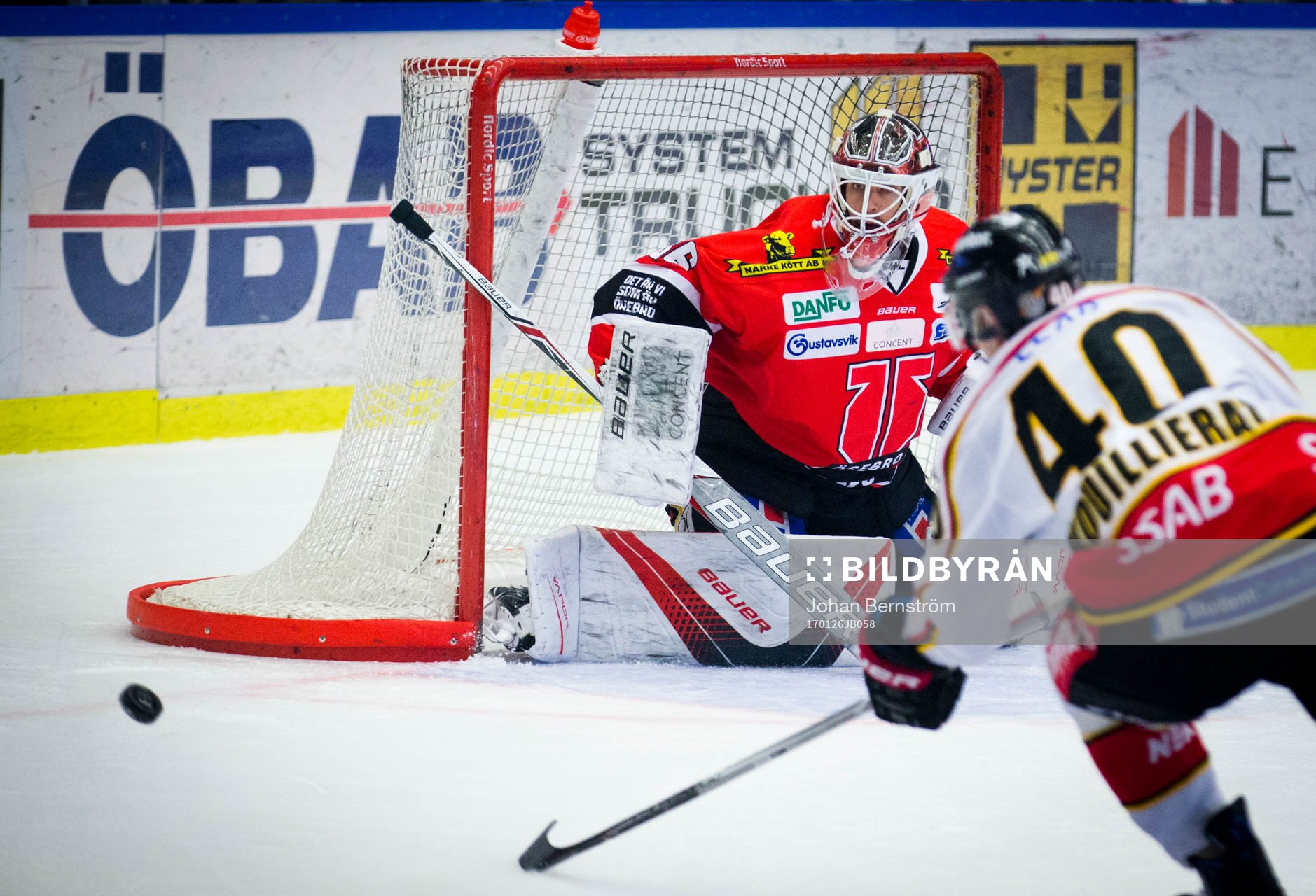 Luleås Kael Mouillierat och Örebros målvakt Axel Brage