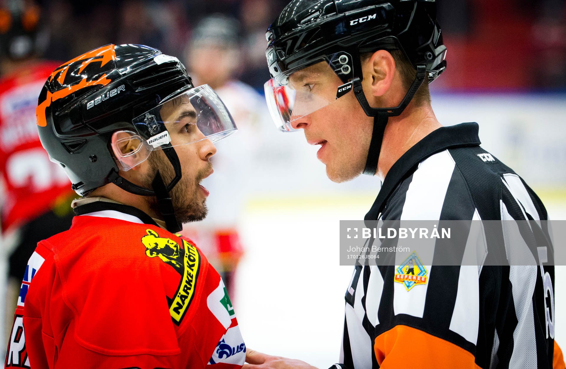 Örebros Greg Squires och Domare Tobias Björk