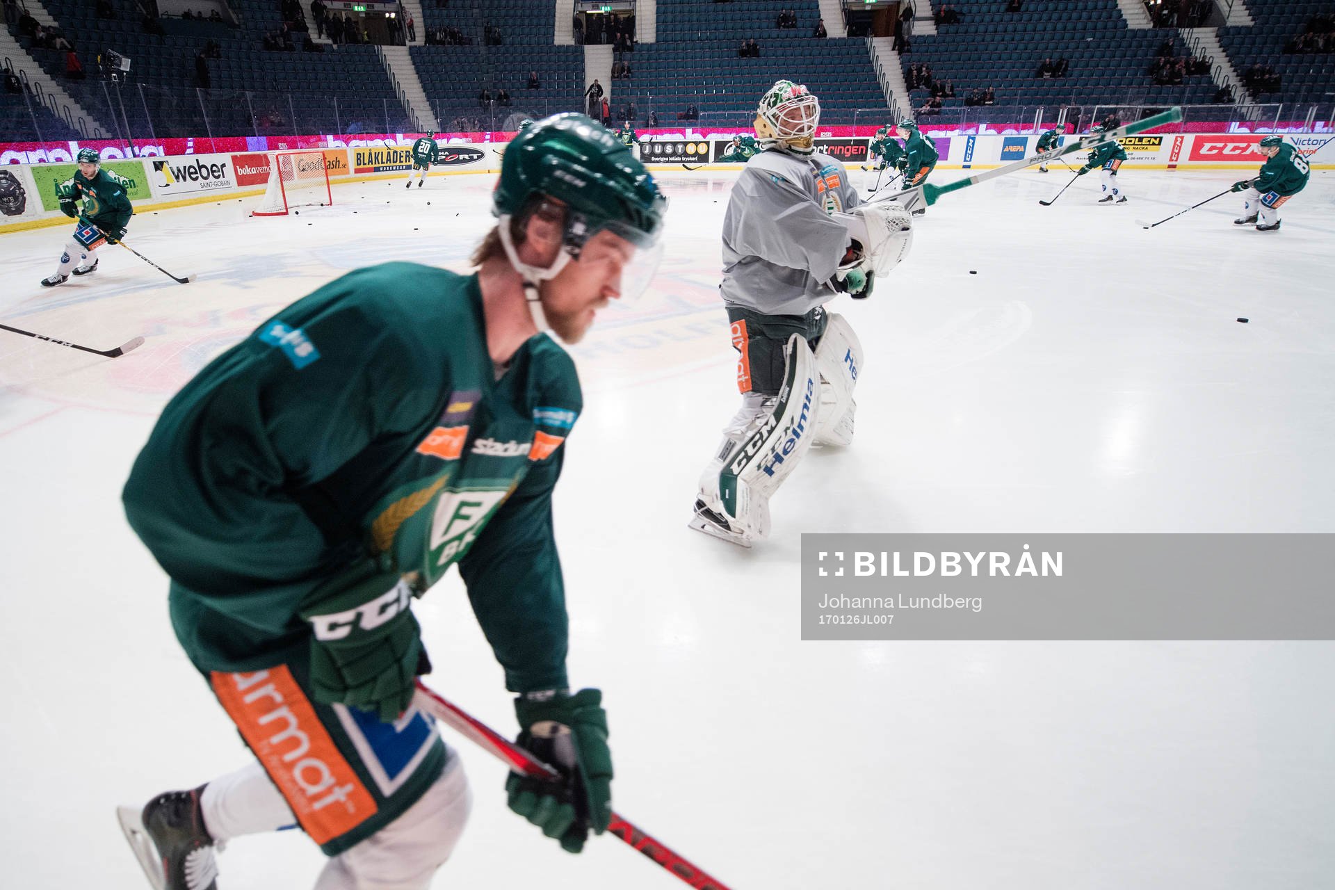 Färjestads Hugo Enock och målvakt Lars Haugen värmer upp