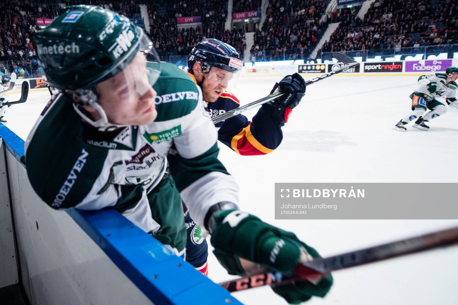 Djurgårdens Calle Ridderwall tacklar Färjestads Johan Ryno