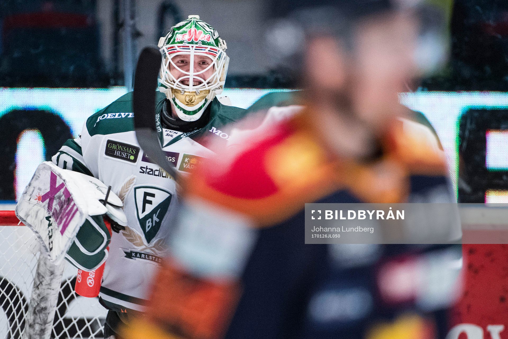 Färjestads målvakt Lars Haugen jublar