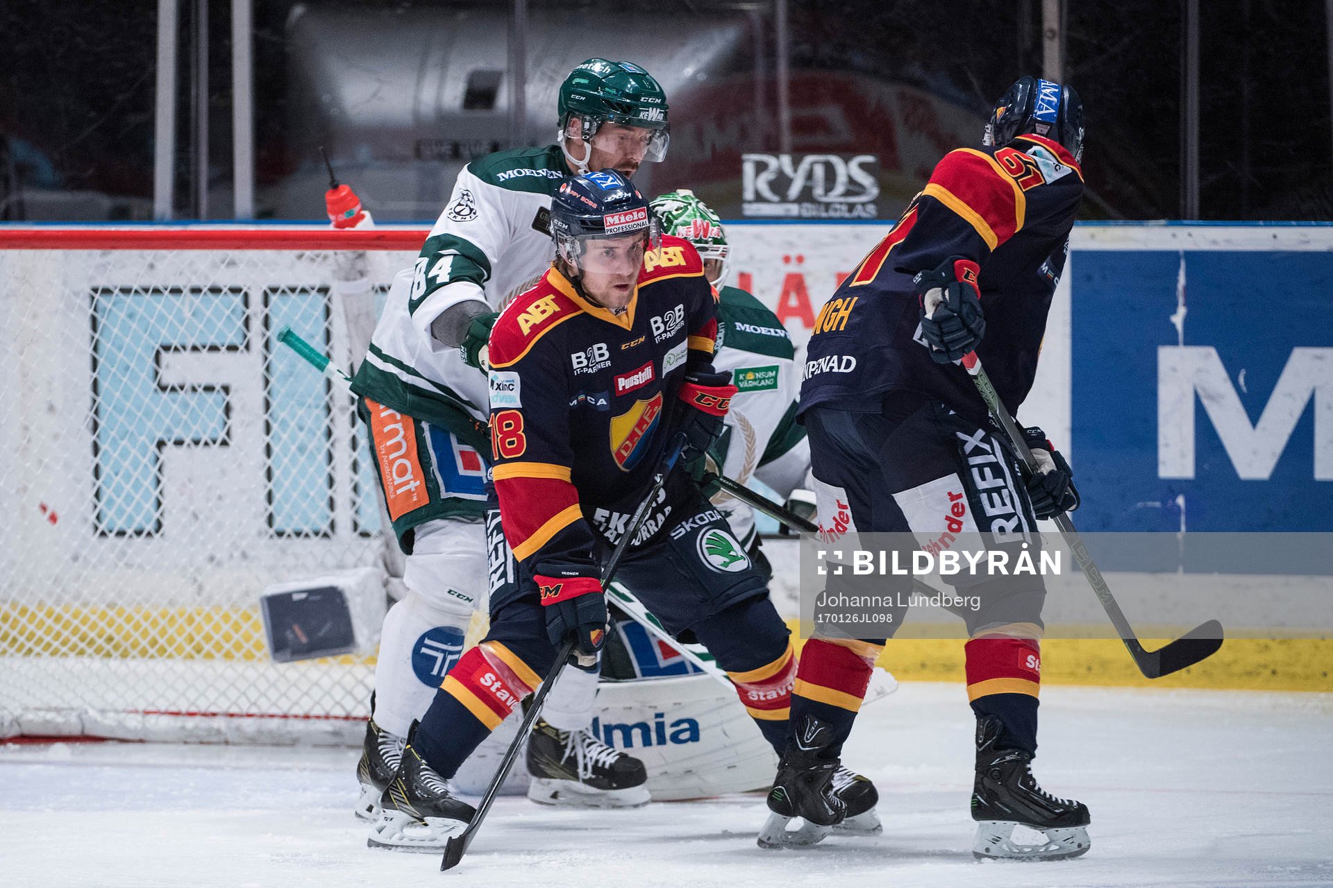 Djurgårdens Juuso Ikonen framför Färjestads Tomas Skogs