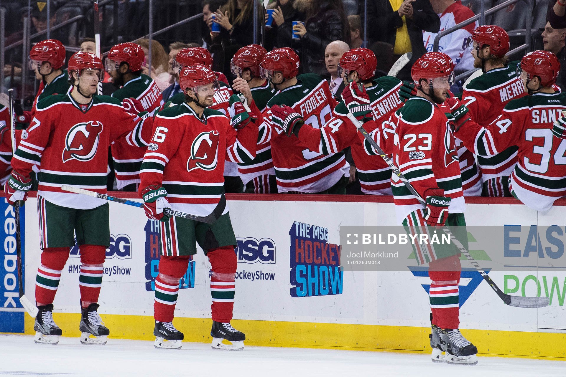 Devils Pavel Zacha, Jacob Josefson och Stefan Noesen jublar