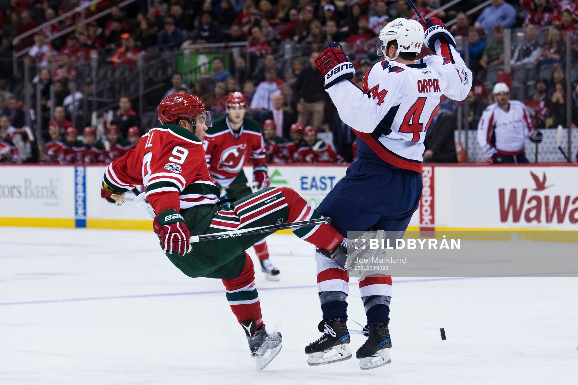 Devils Taylor Hall blir tacklad av Capitals Brooks Orpik