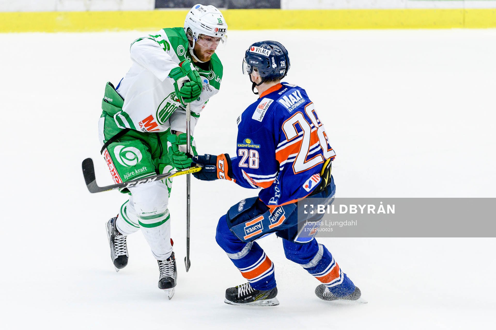 Växjös Nils Carnbäck tacklar Rögles Christopher