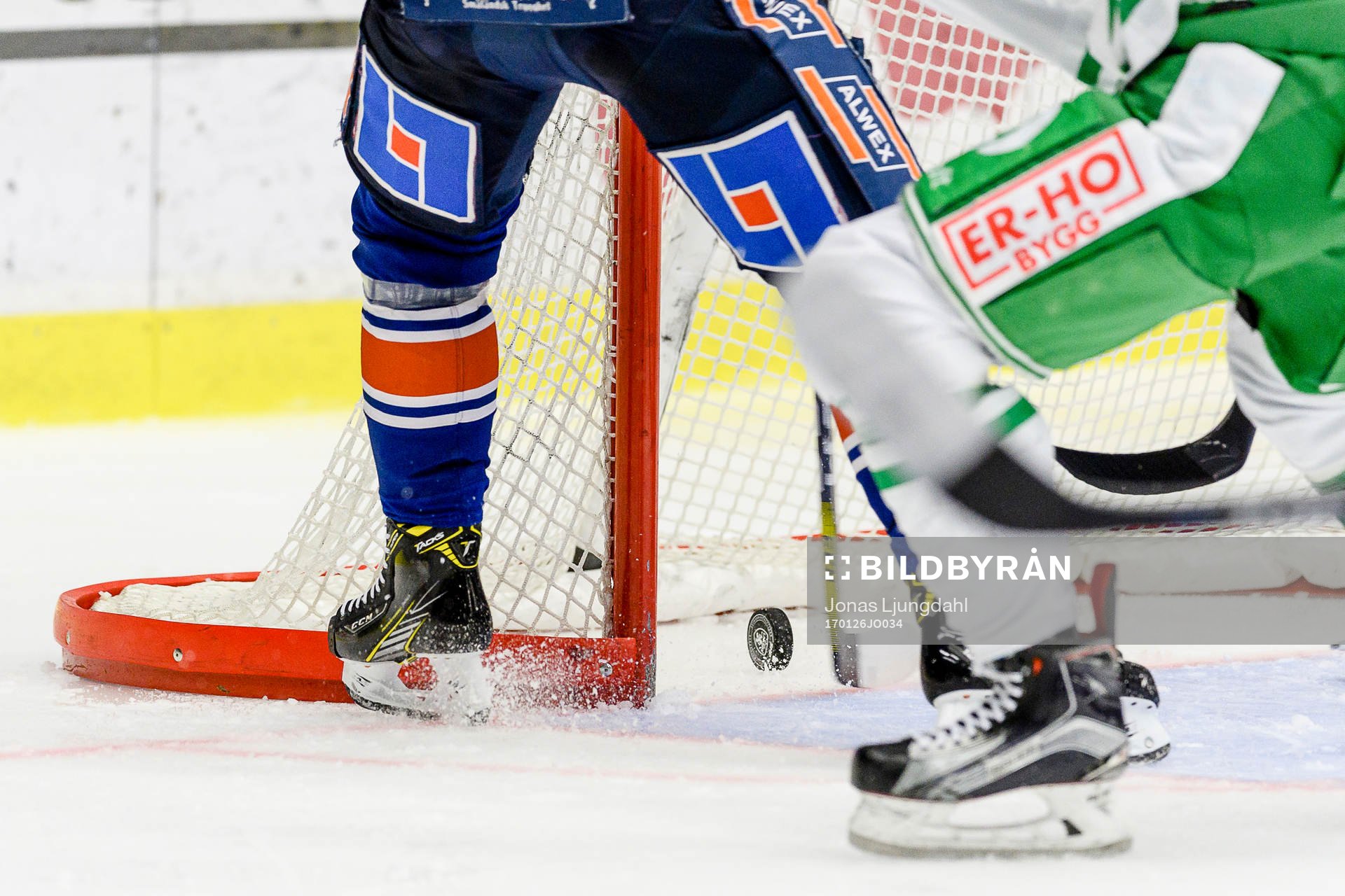 Växjös Linus Fröberg sparkar in pucken i mål, målet
