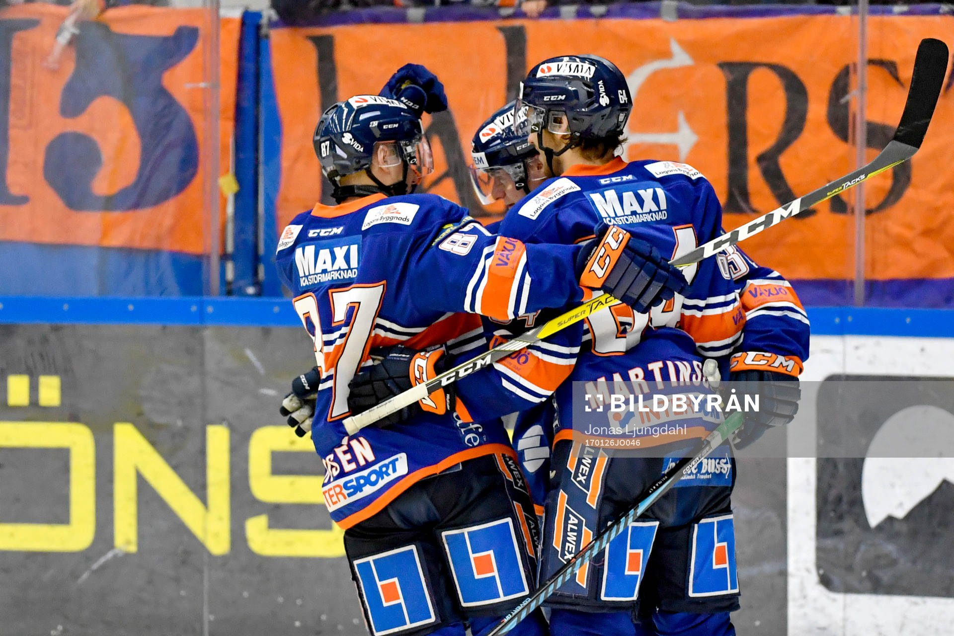 Växjös Olli Palola jublar med lagkamrater