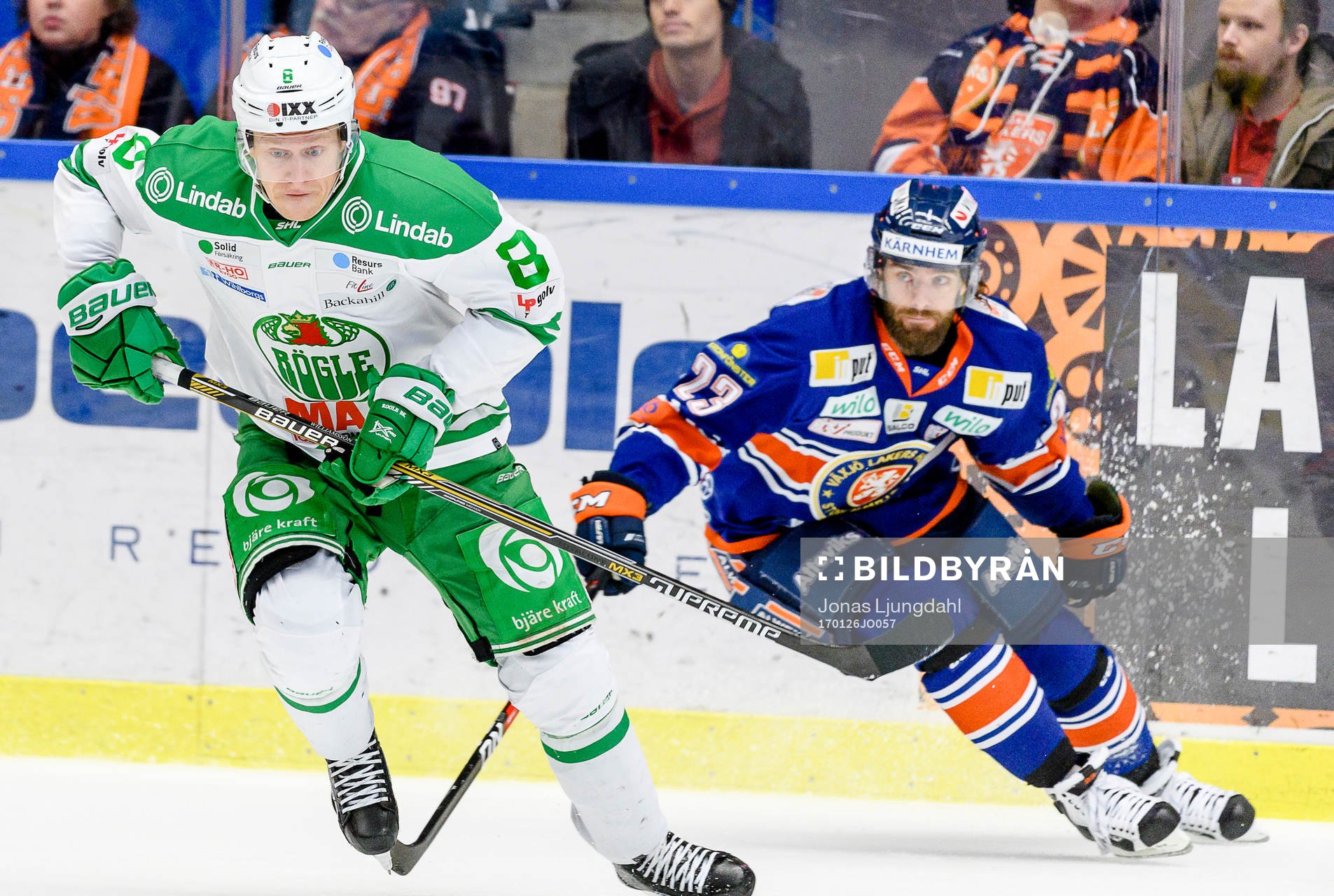 Rögles Jesper Williamsson jagas av Växjös Ville Leino