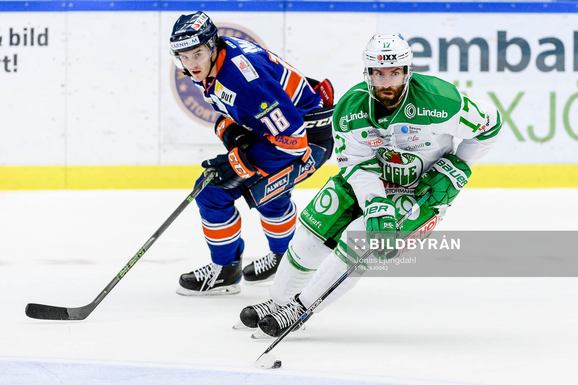 Rögles Taylor Matson jagas av Växjös Dennis Everberg