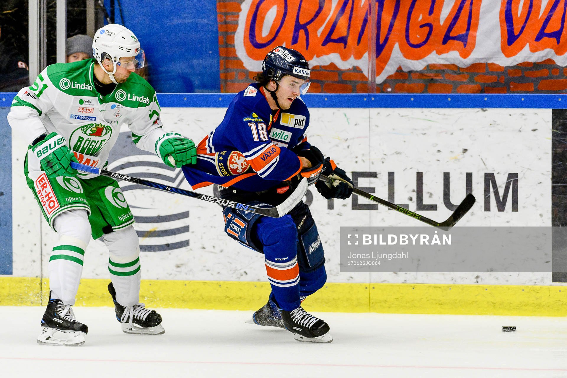 Växjös Dennis Everberg jagas av Rögles Dominik Granak