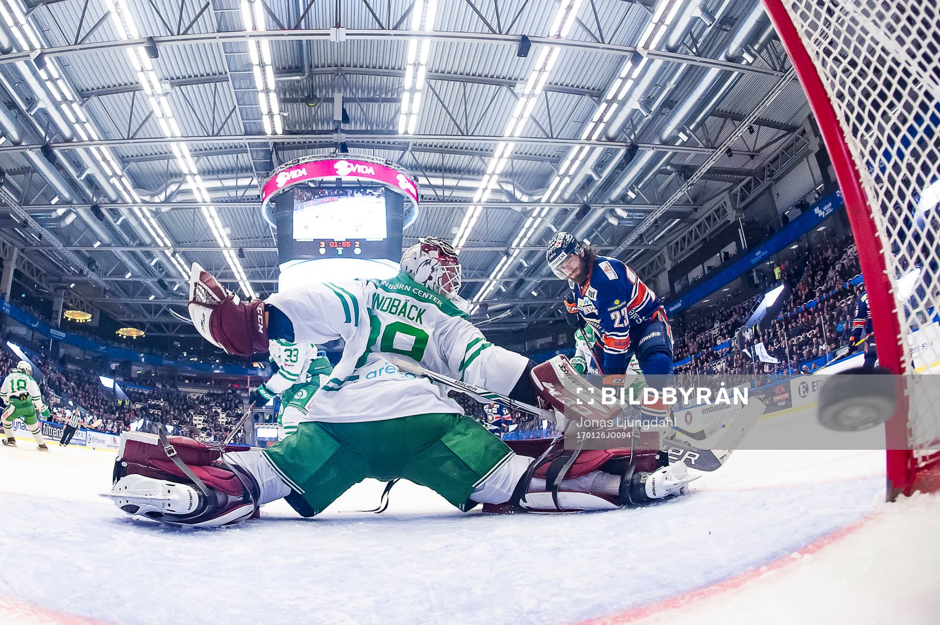 Växjös Ville Leino skjuter pucken i mål bakom Rögles