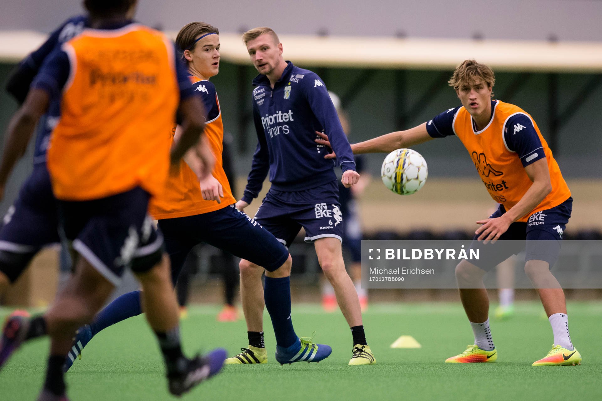 IFK Göteborgs Sebastian Eriksson slår en passning