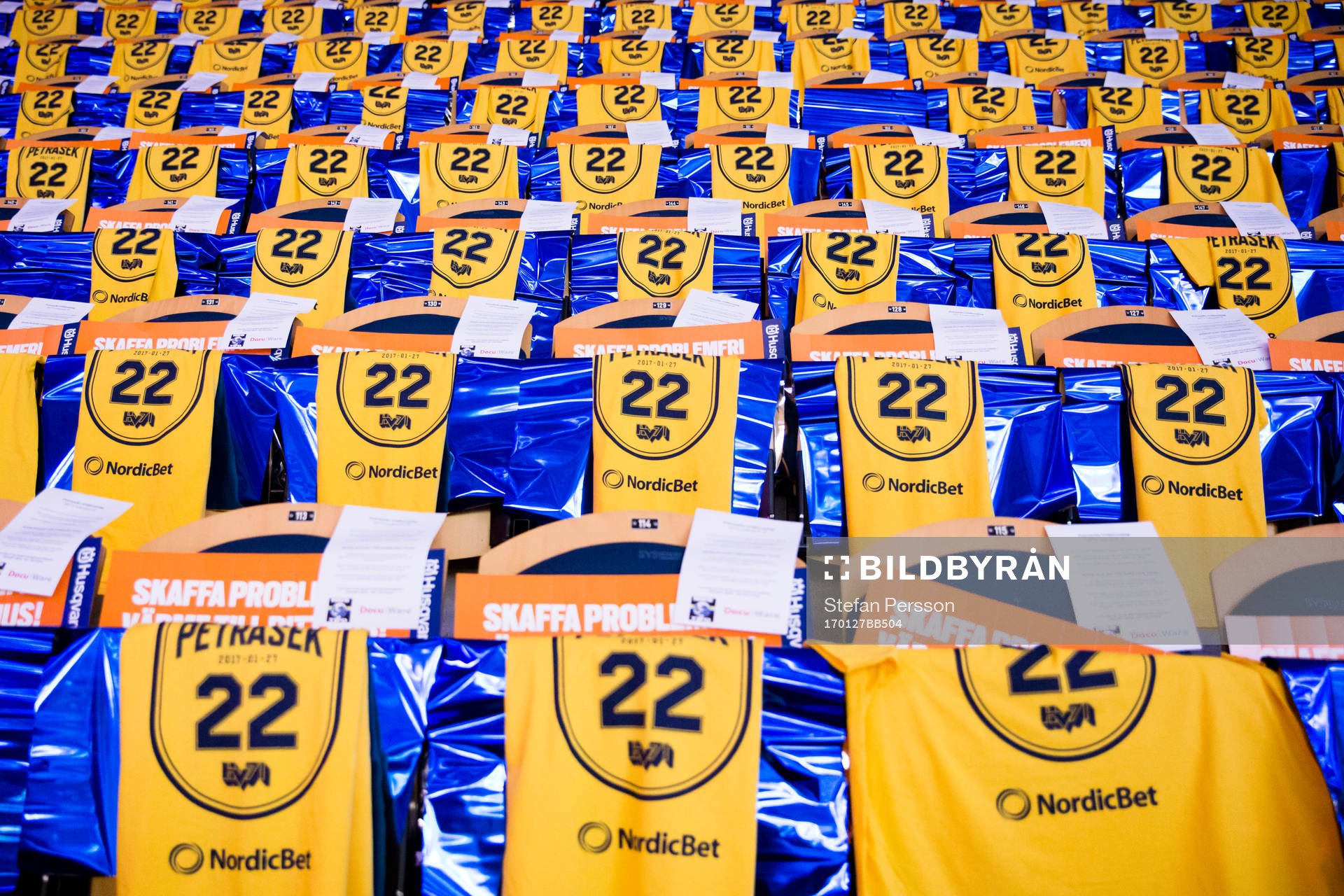 Kinnarps arena utsmyckad med David Petrasek tshirts