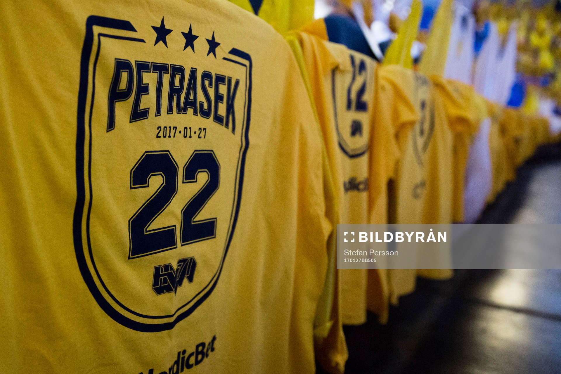Kinnarps arena utsmyckad med David Petrasek tshirts