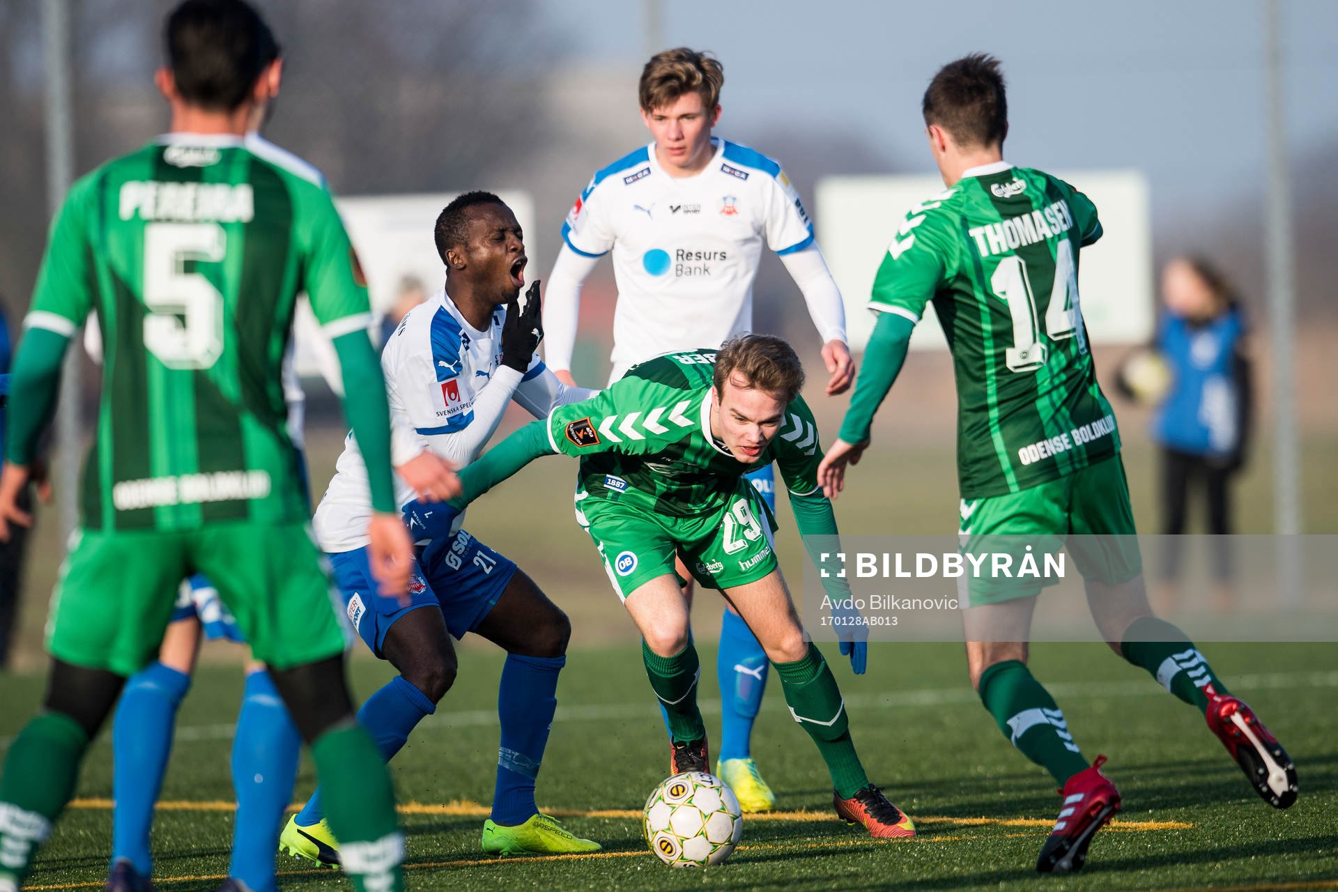 Helsingborgs Monday Samuel tar sig i ansiktet i duellen med