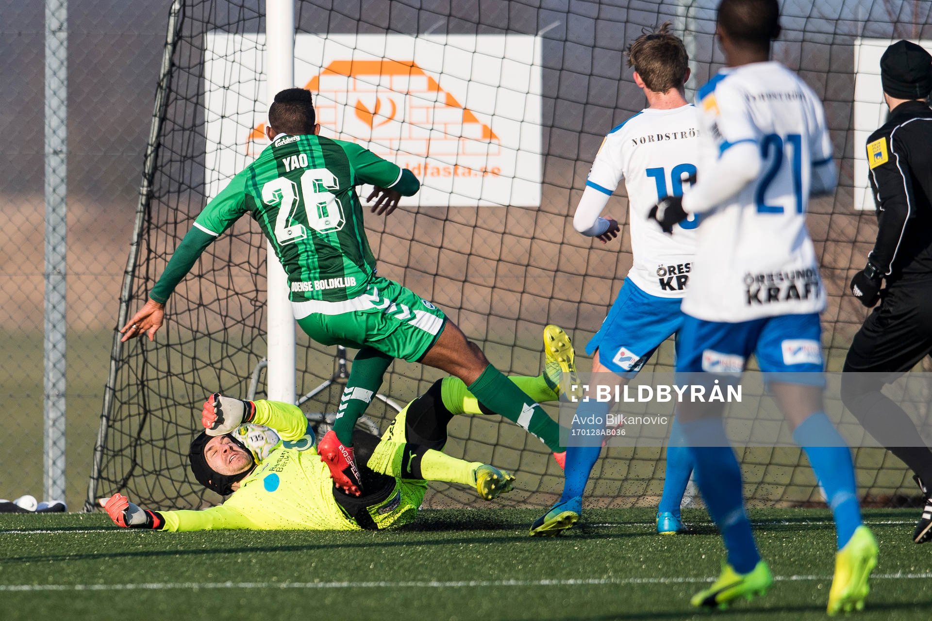 Helsingborgs målvakt Matt Pyzdrowski gör räddning