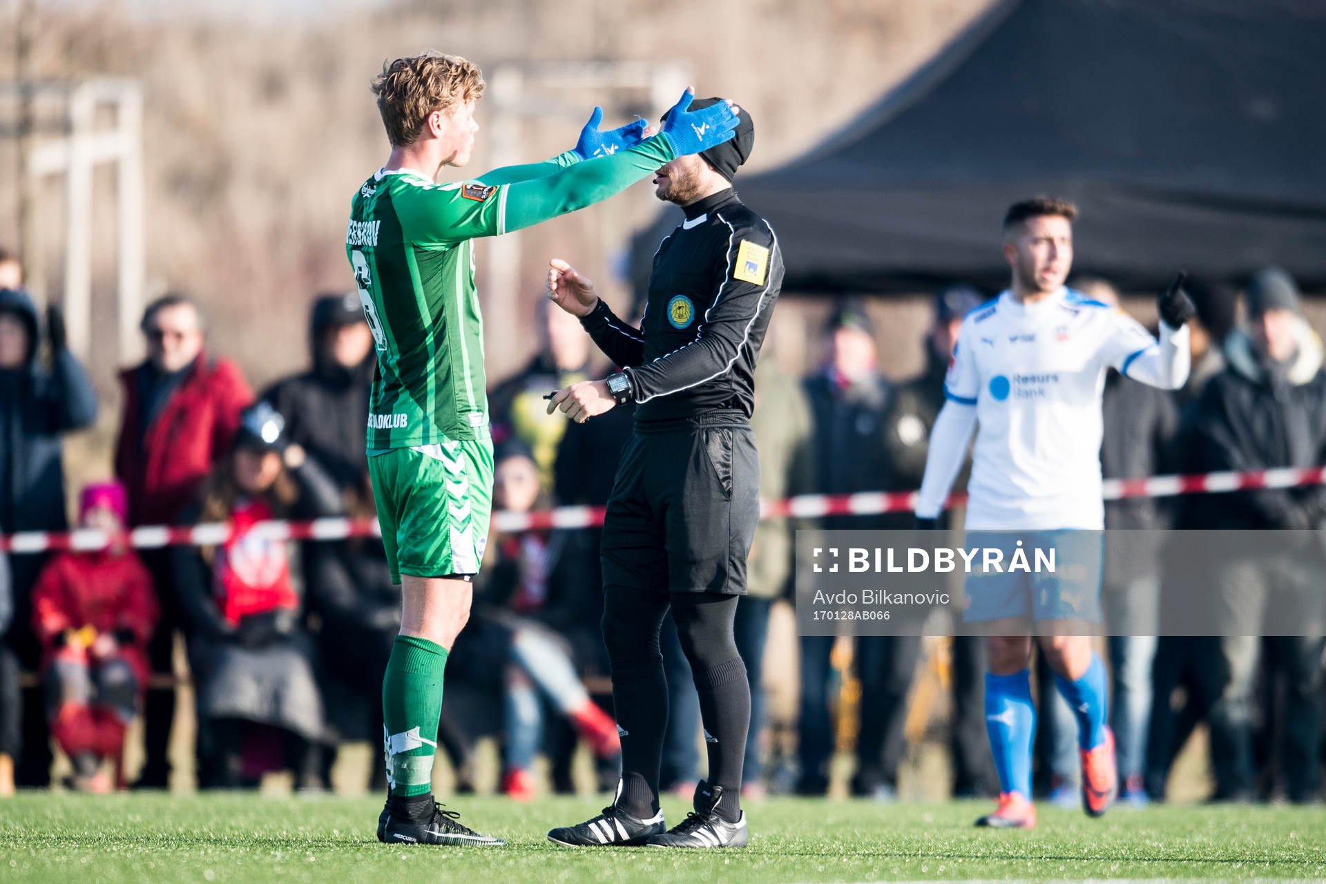 Domare Kristoffer Karlsson i diskussion med Odense Jeppe