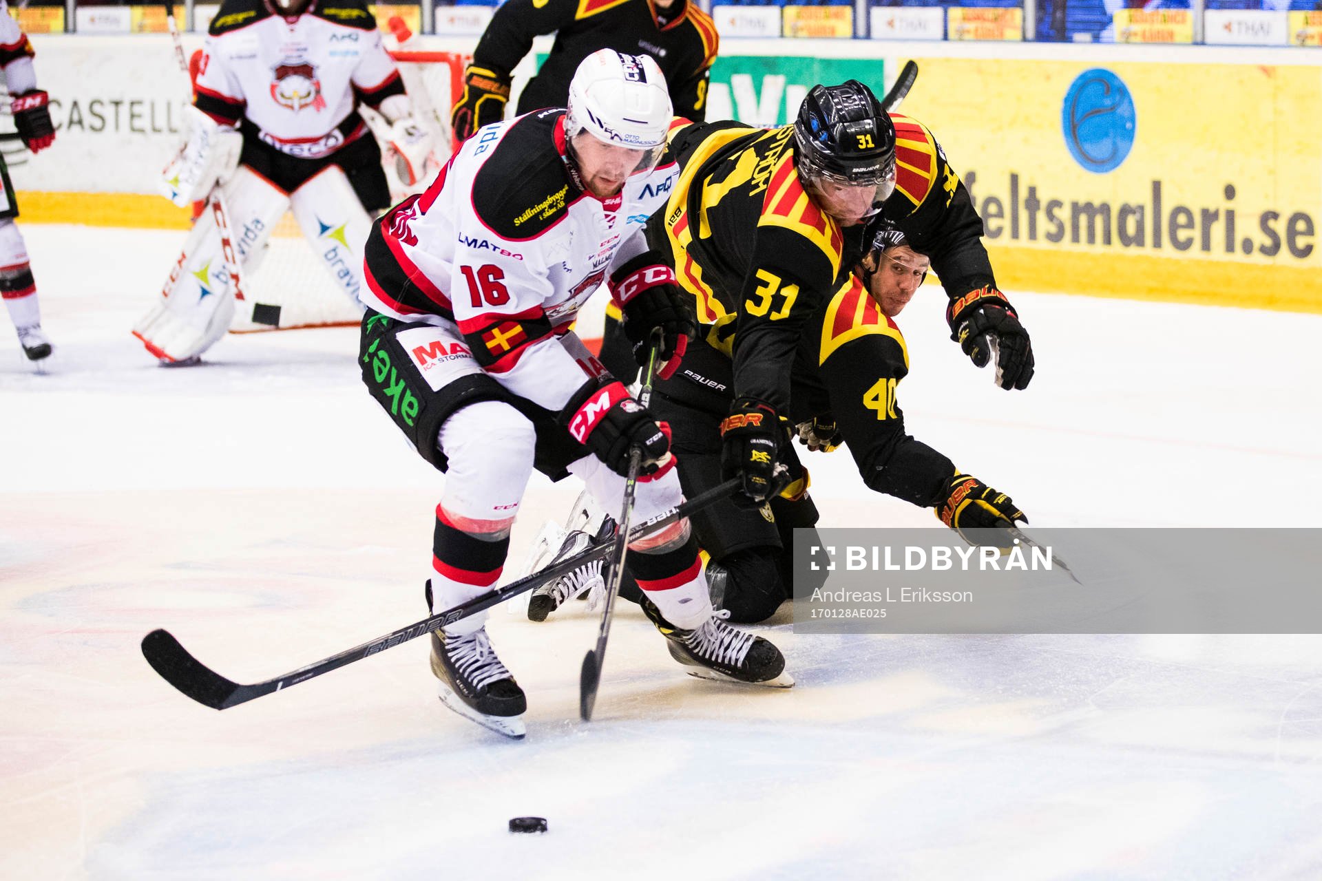 Malmö Redhawks Magnus Häggström i kamp om pucken med