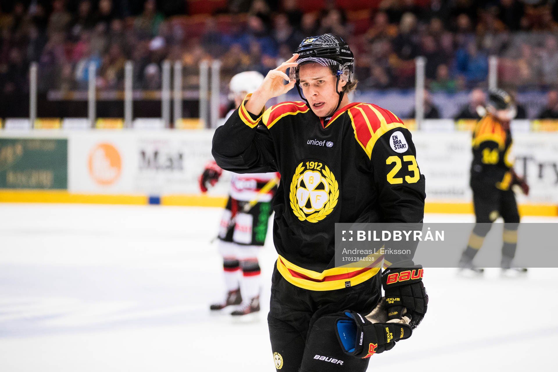Brynäs Lucas Carlsson ser deppig ut