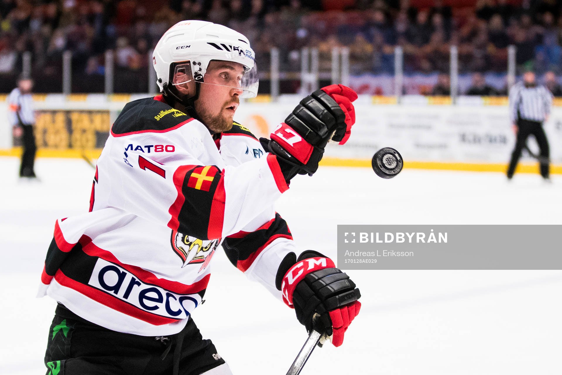 Malmö Redhawks Magnus Häggström tar ner pucken med handen