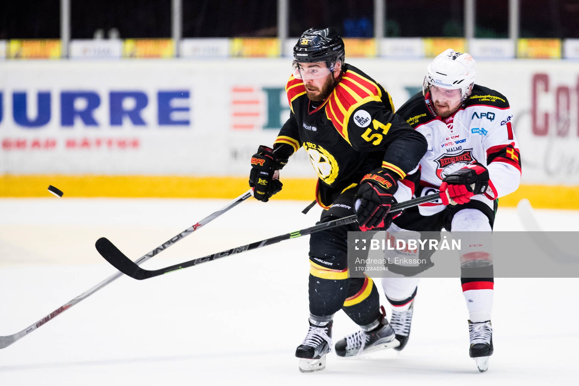 Brynäs Marc Zanetti i kamp om pucken med Malmö Redhawks