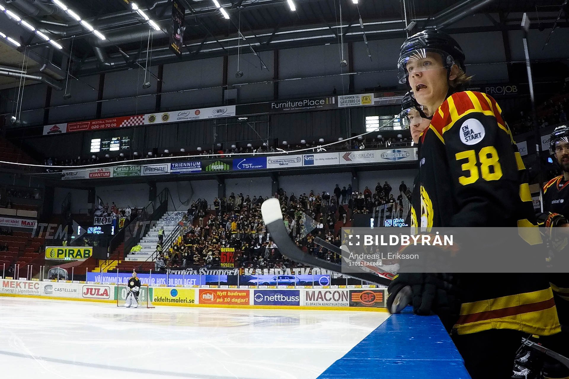 Brynäs Jesper Boqvist följer spelet