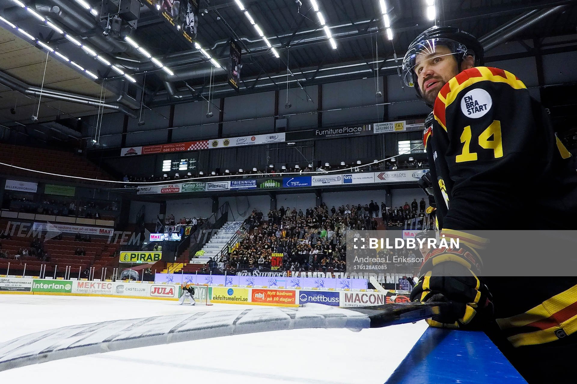 Brynäs Johan Alcén följer spelet