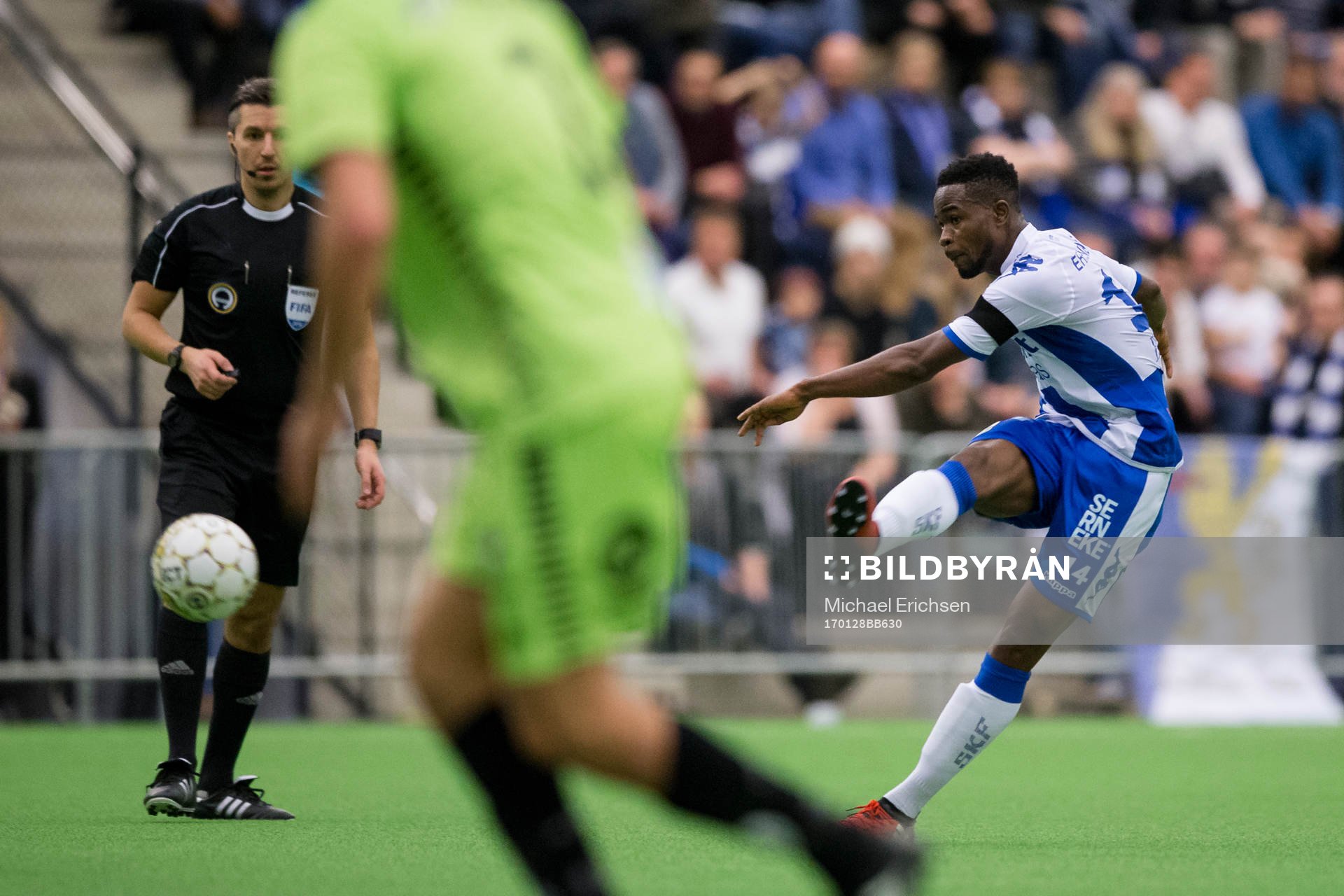 IFK Göteborgs Abdul Razak skjuter ett skott