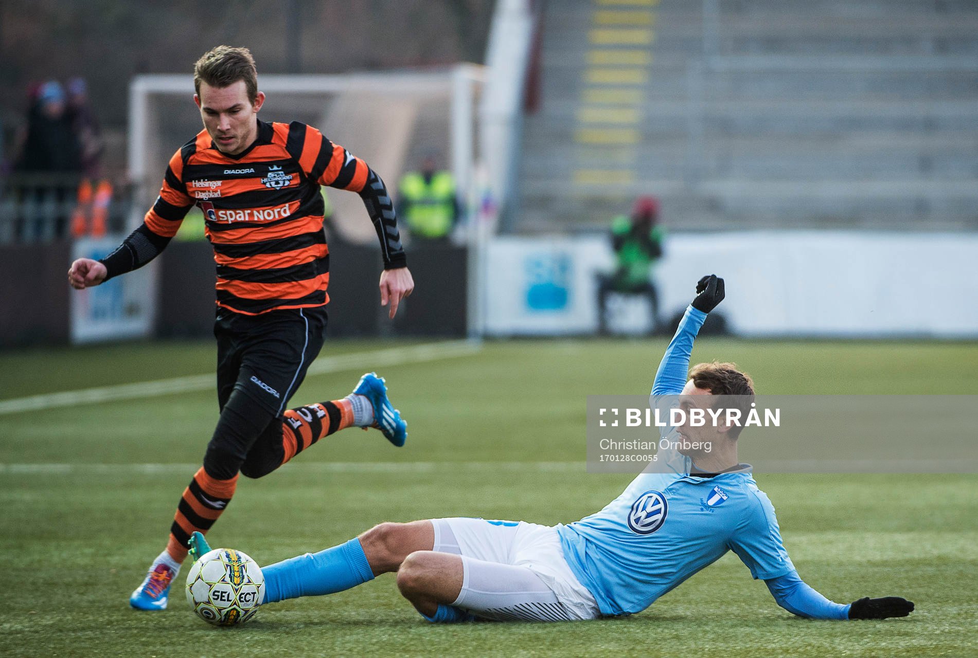 Helsingørs Anders Holst mot Malmö FFs Magnus Wolff Eikrem på gräset under träningsmatchen i fotboll mellan Malmö FF och Helsingør den 28 januari 2017 i Malmö.