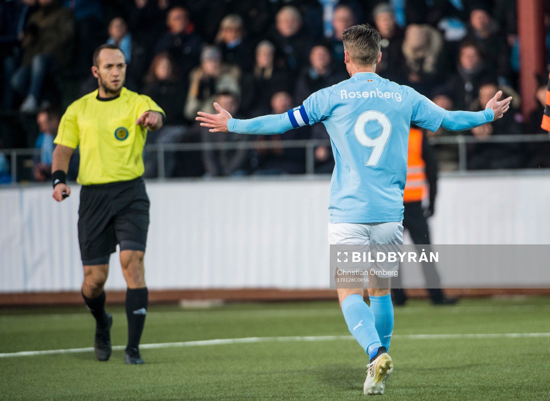 Malmö FFs Markus Rosenberg sträcker ut händerna mot