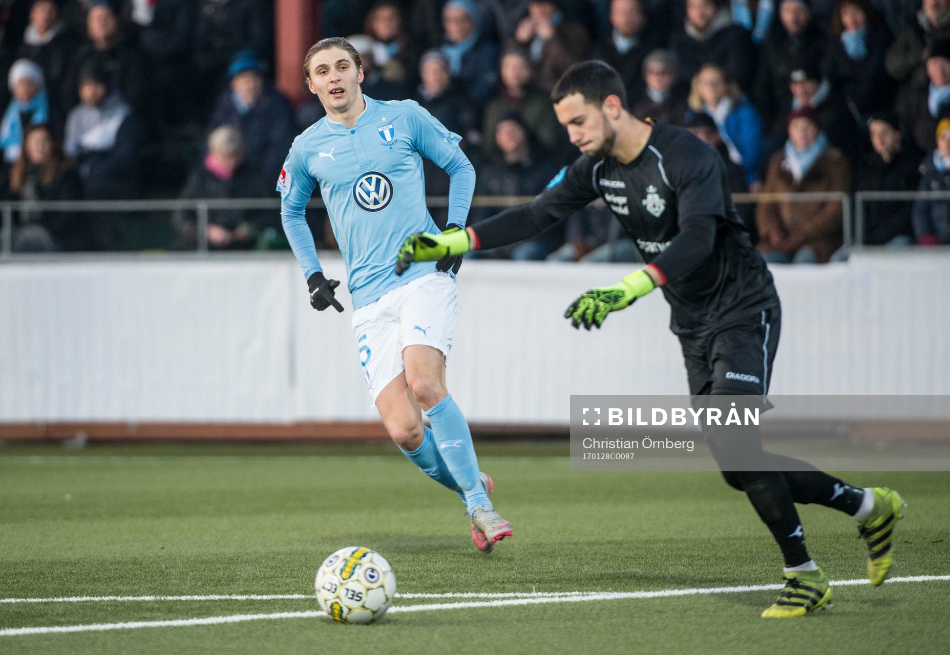 Malmö FFs Pawel Cibicki mot Helsingørs målvakt Aris