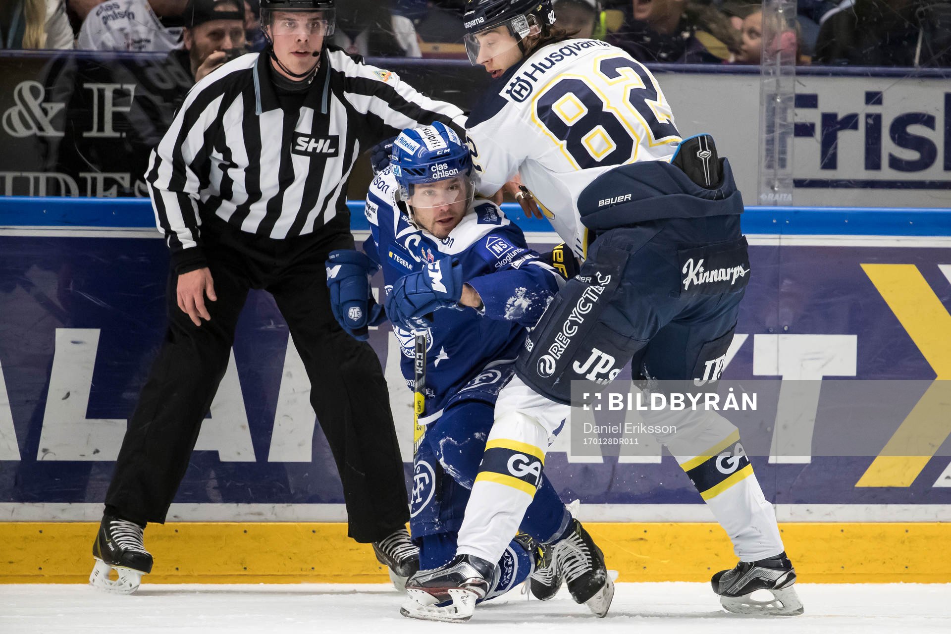 s Kevin Stenlund framför Linjedomare Tobias Nordlander  i