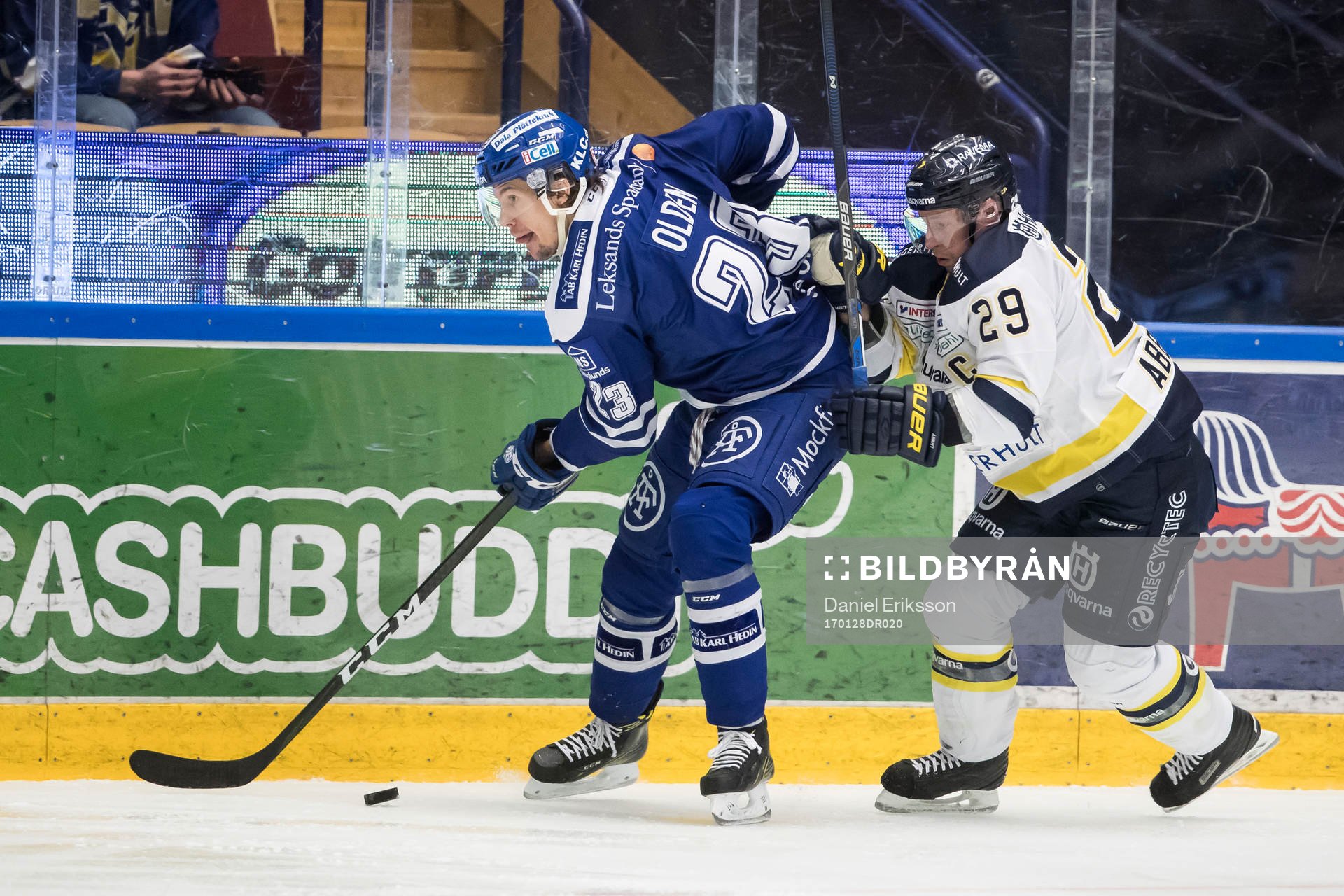 s Chris Abbott i kamp om pucken med Leksands Sondre Olden