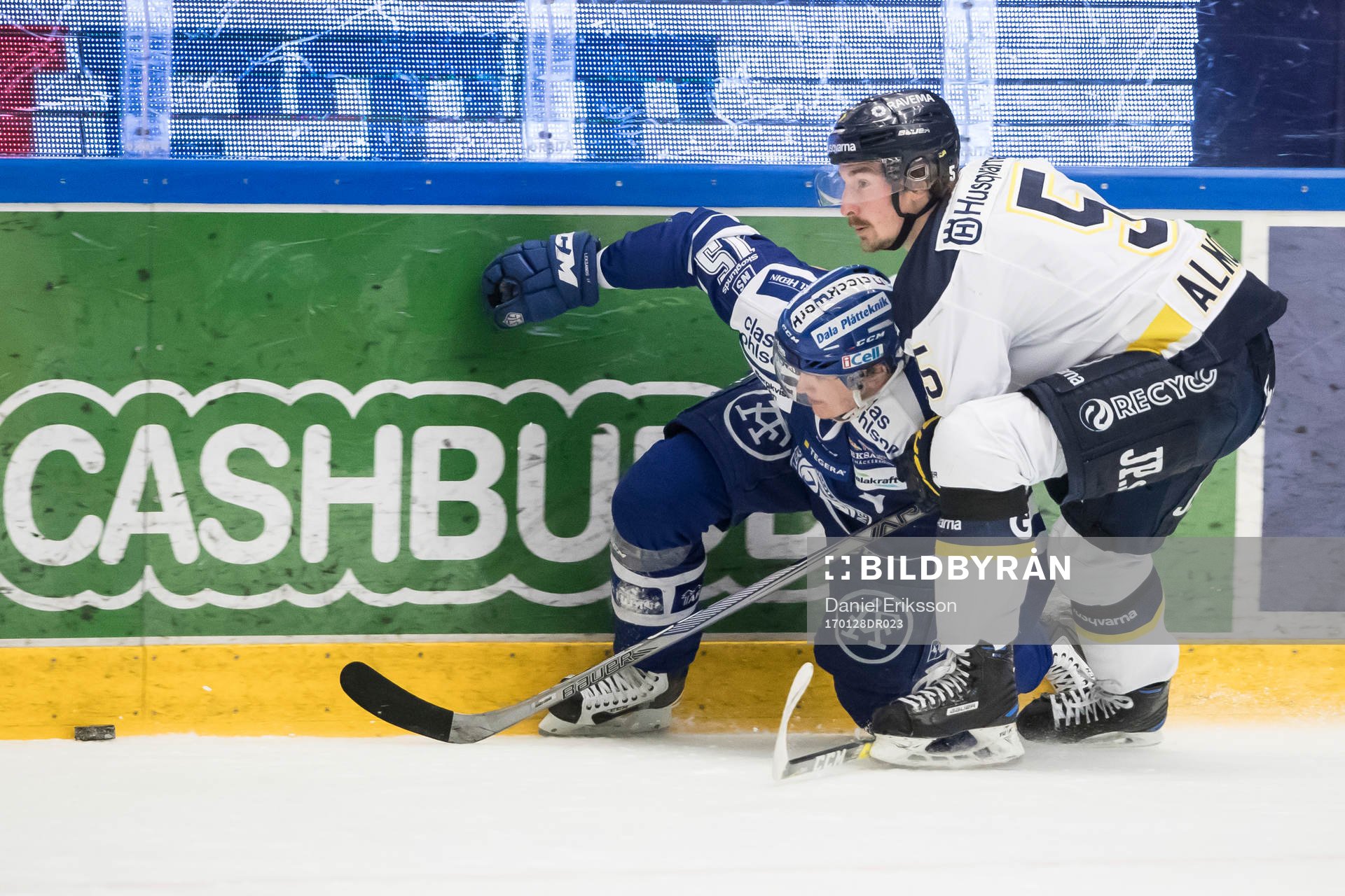 s Adam Almquist i kamp om pucken i ishockeymatchen i SHL