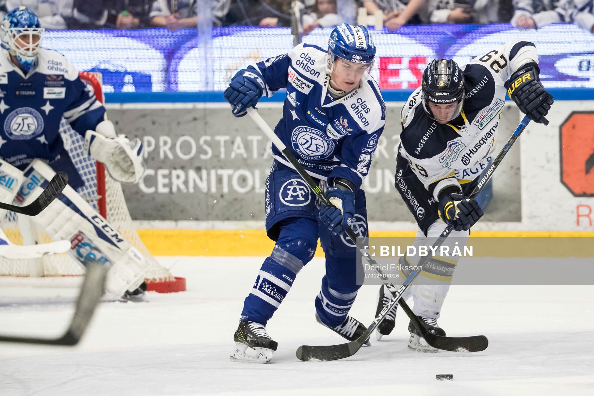 s Chris Abbott i kamp om pucken i ishockeymatchen i SHL