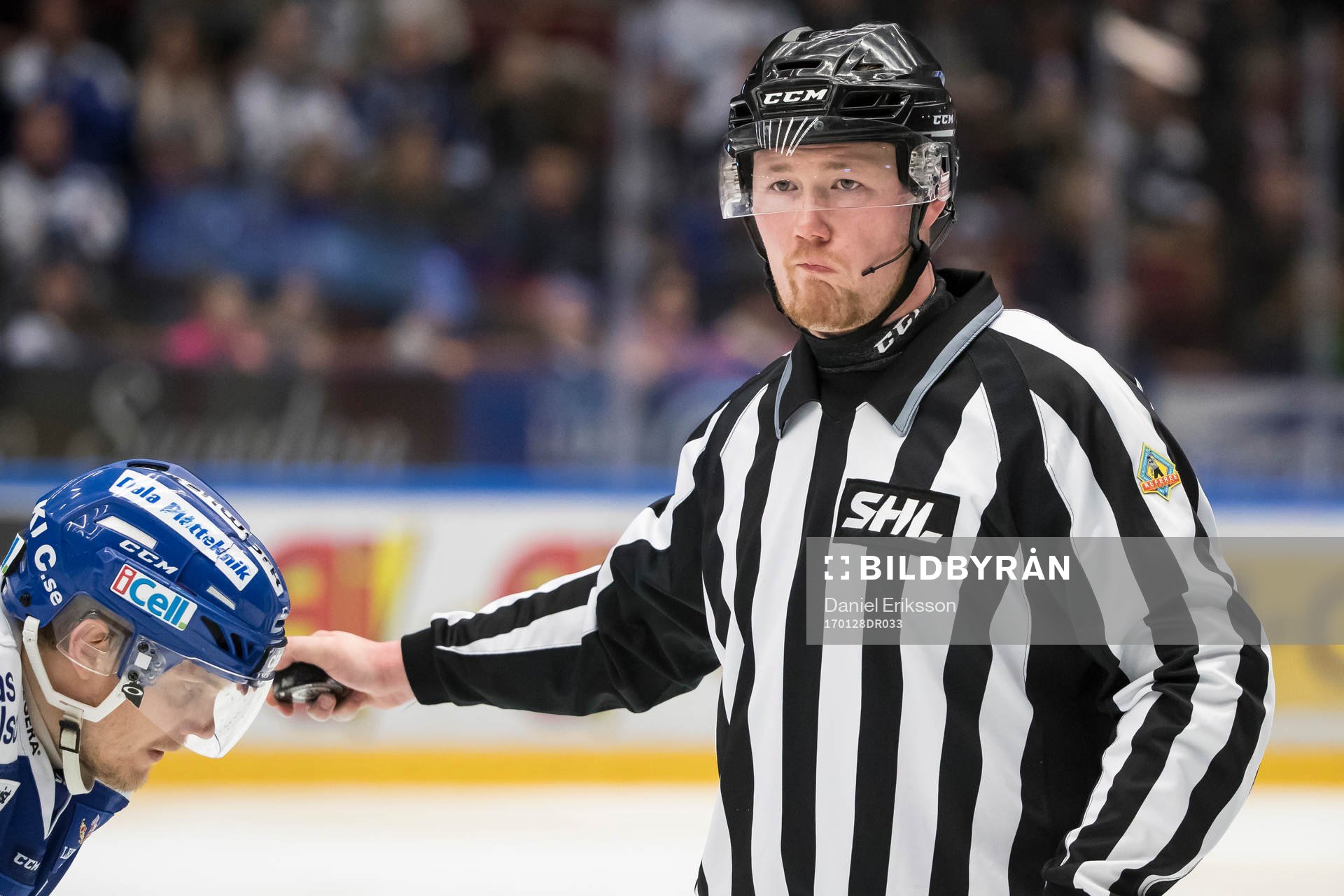 Linjedomare Marcus Burman  i ishockeymatchen i SHL mellan