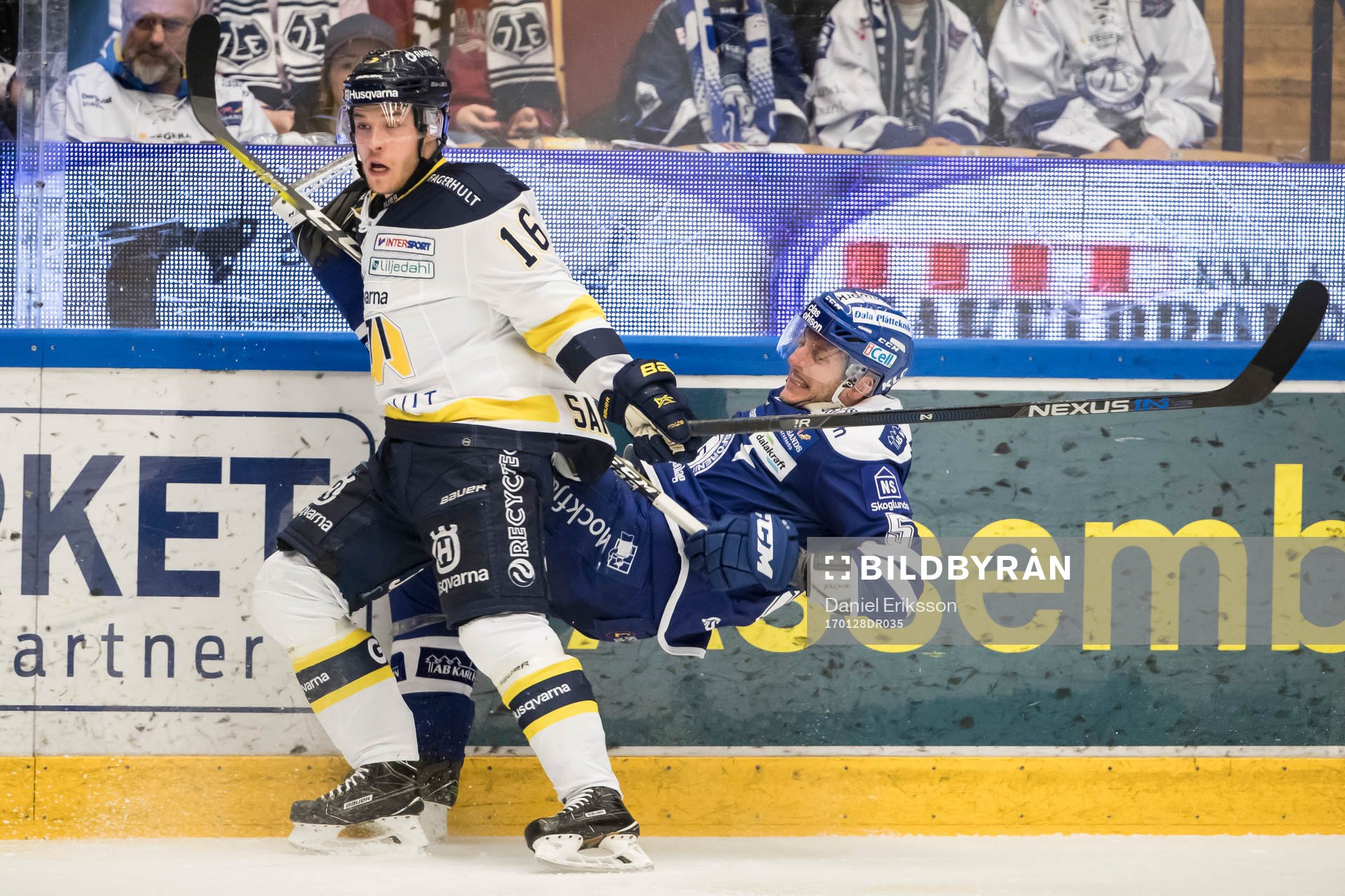 s Filip Sandberg tacklar Leksands Ben Youds  i